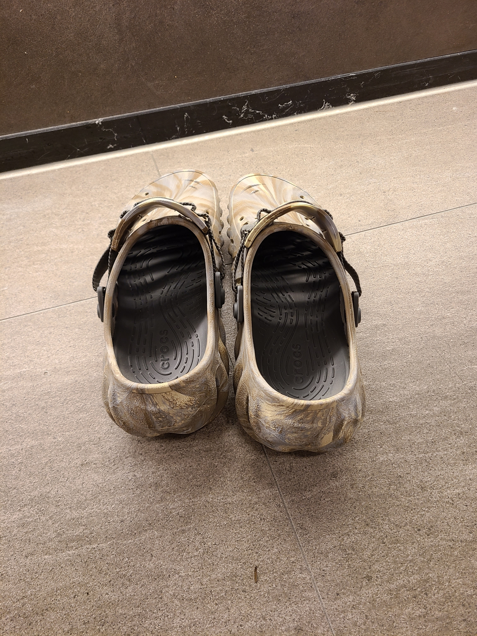 Crocs Echo Marbled Clog Bone Multi 착용 스타일 - 5