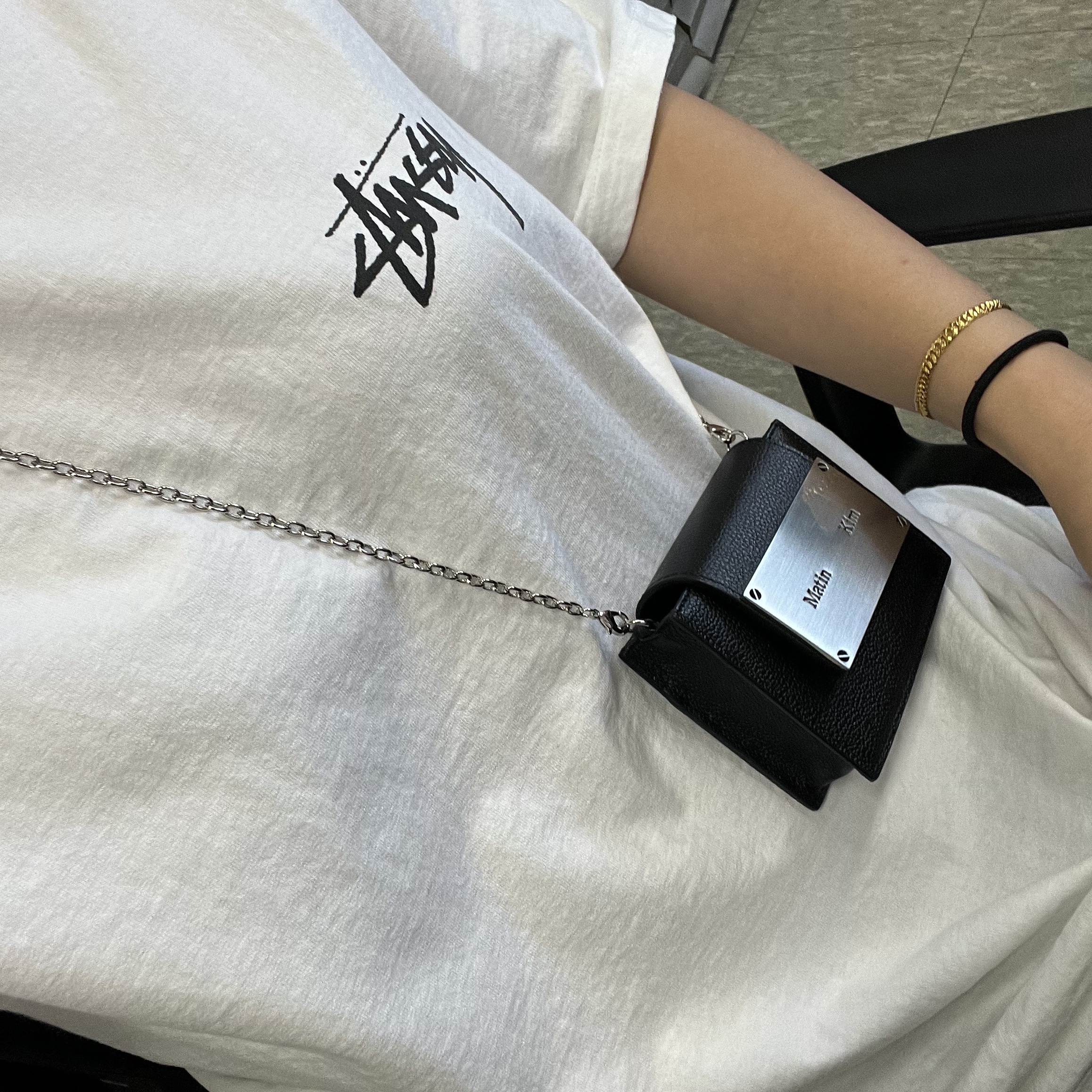 Matin Kim Accordion Mini Bag Black 착용 스타일