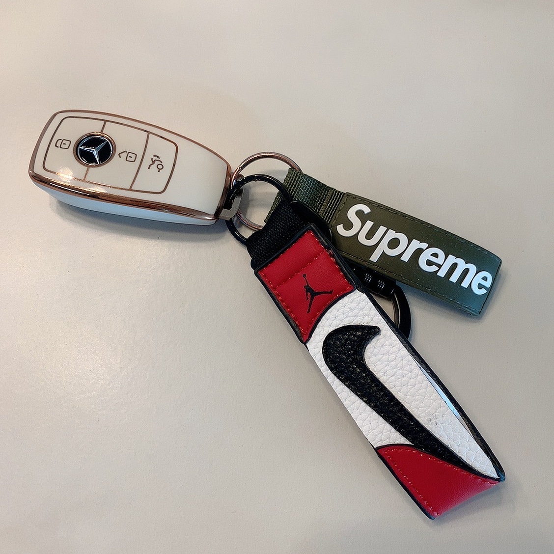 Supreme Webbing Keychain Light Olive - 20FW 착용 스타일