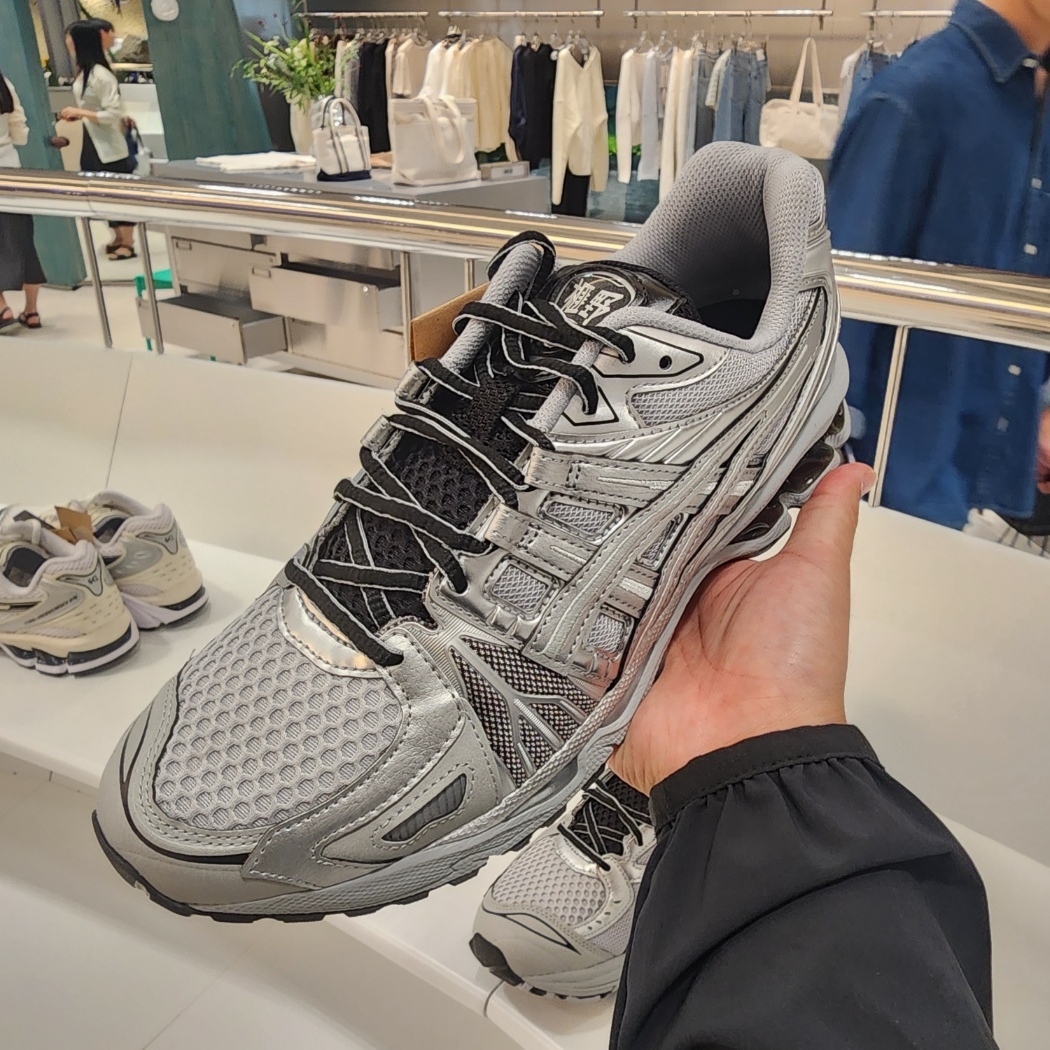 Asics Gel-Kayano Legacy Pure Silver 착용 스타일 - 1