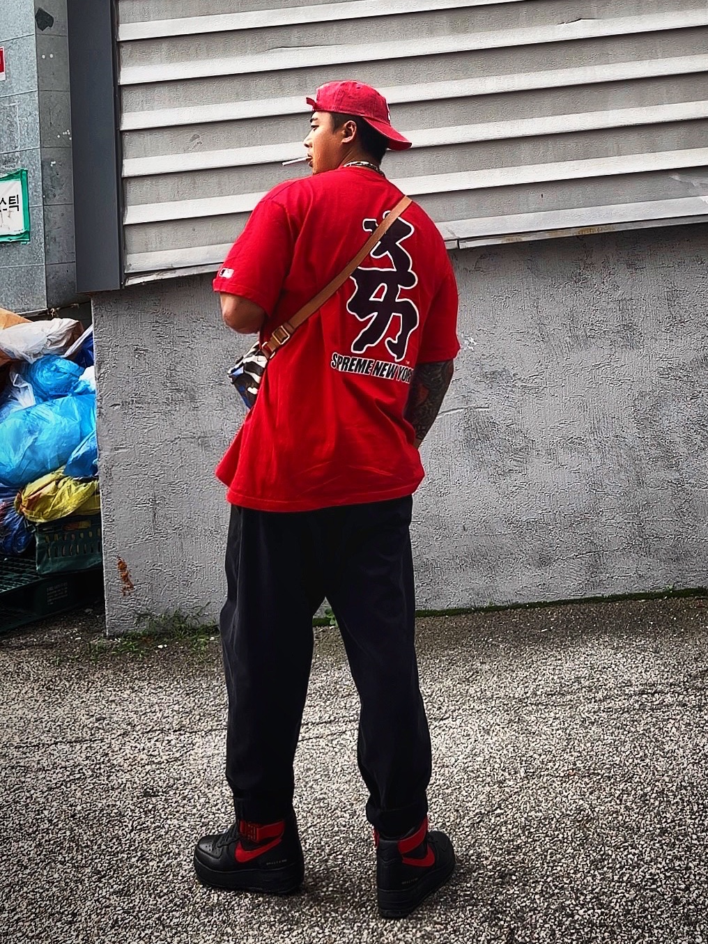 Supreme Pigment Canvas S Logo 6-Panel Red - 23SS, Supreme x MLB Kanji Teams T-Shirt Yankees Red - 22FW 착용 스타일 - 1