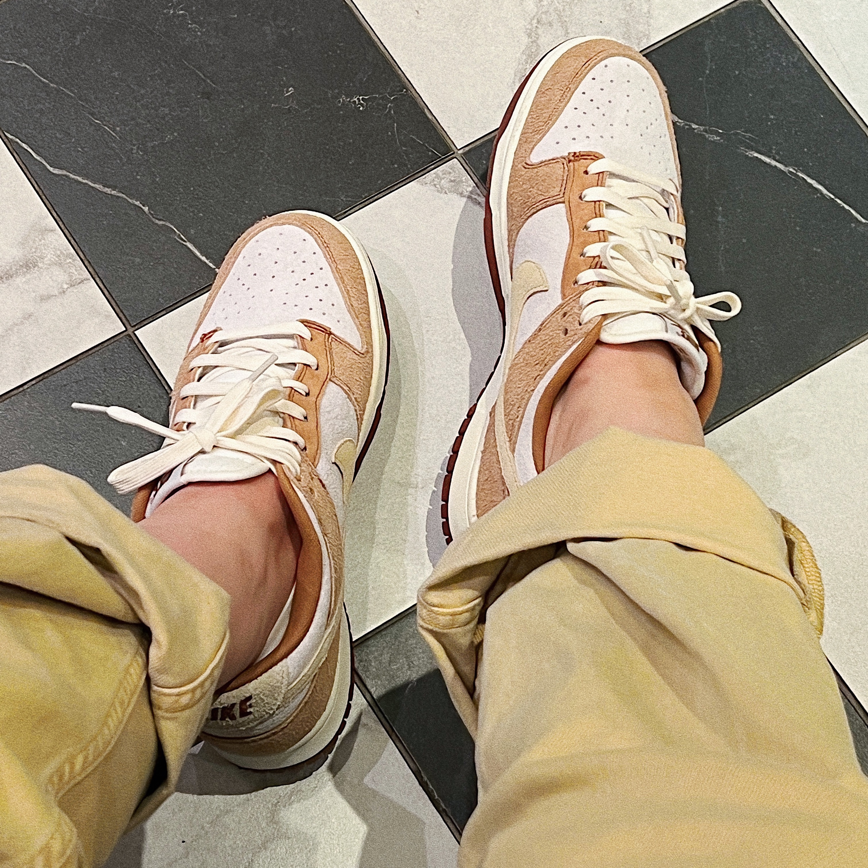 Nike Dunk Low Pro Premium Medium Curry, (W) Calvin Klein x Jennie 90's Straight Fit Denim Mojave Desert 착용 스타일