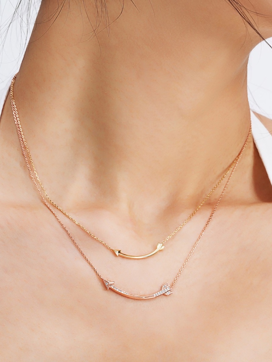 Miko Arrow Twisted Solid Necklace Yellow Gold 착용 스타일