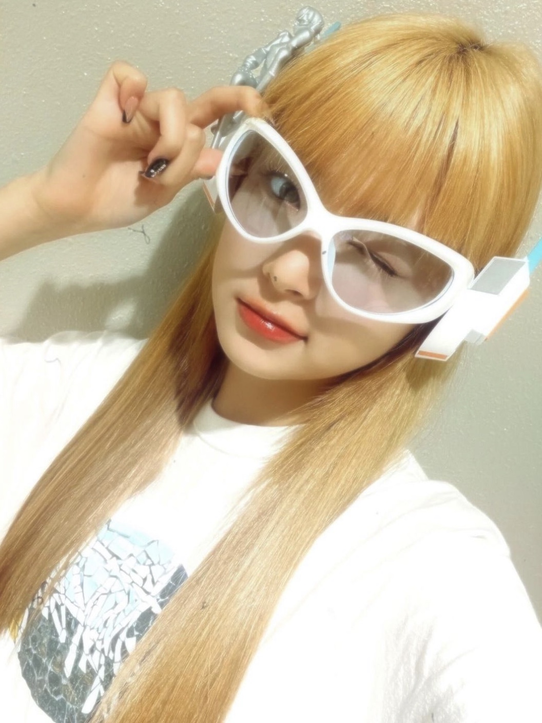 Gentle Monster x Overwatch 2 Tokki WM White 착용 스타일