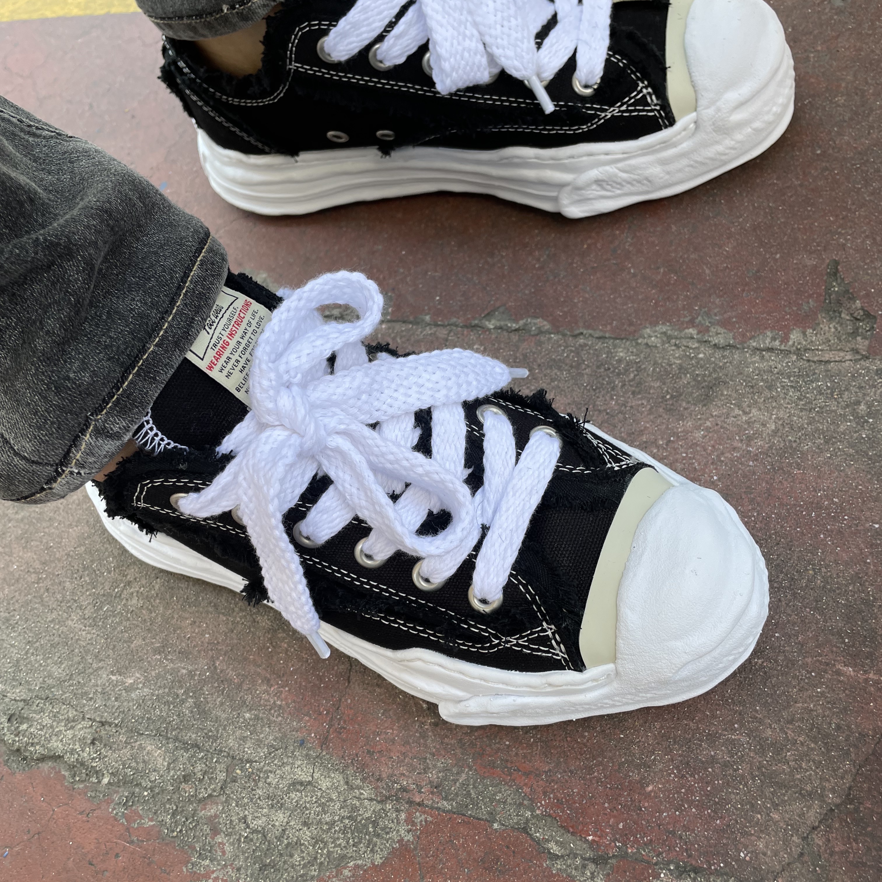 Maison Mihara Yasuhiro Peterson OG Sole Canvas Low Sneakers Black 착용 스타일