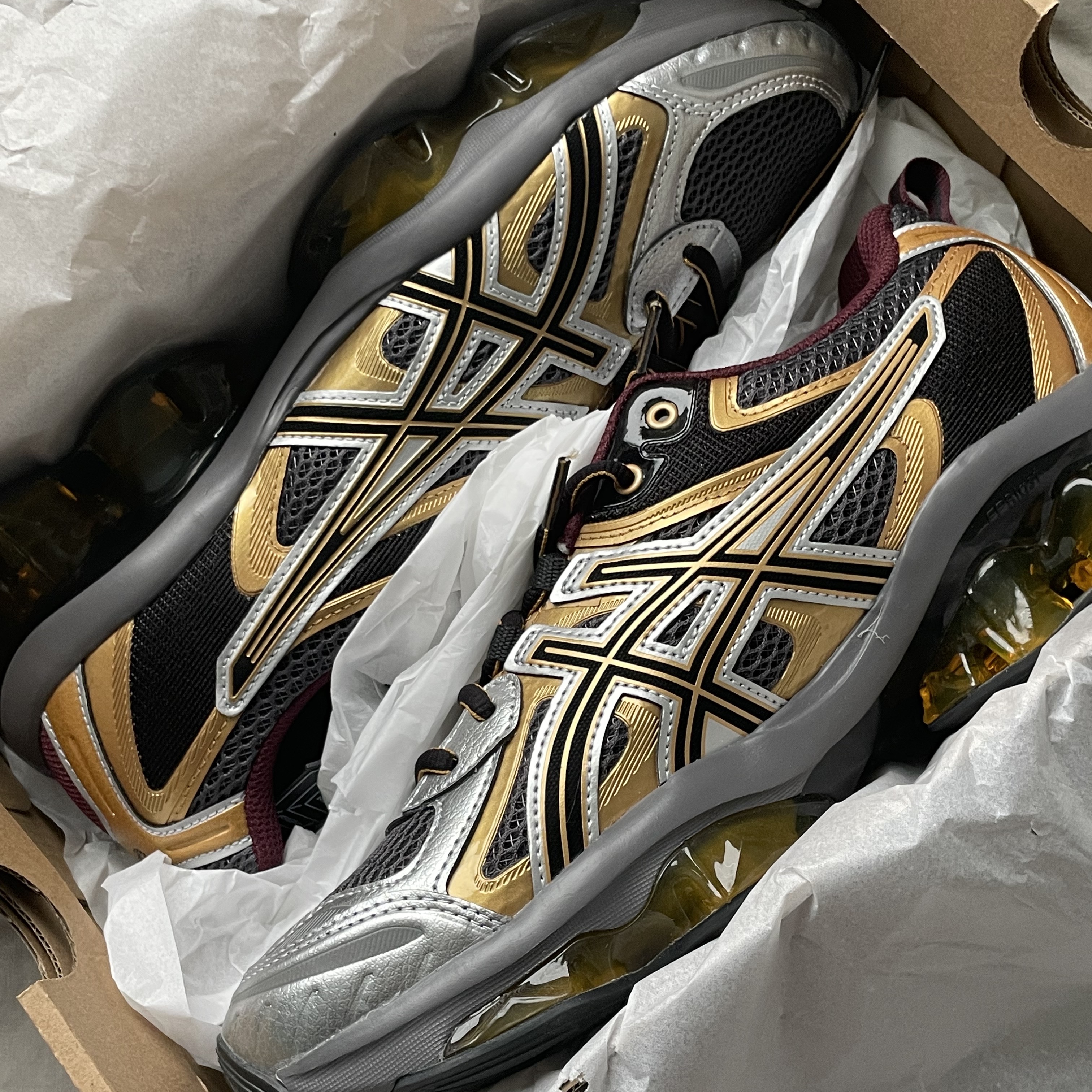 Asics Gel-Quantum Kinetic Carbon Pure Gold 착용 스타일
