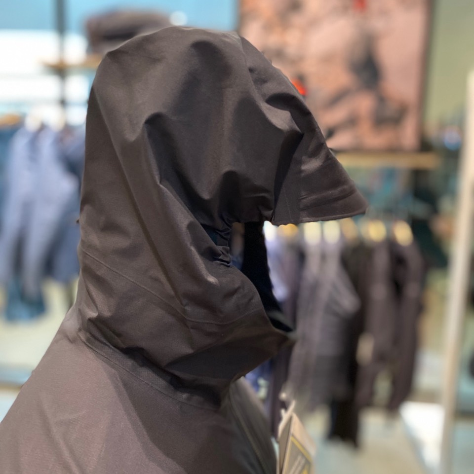 Arc'teryx Norvan LT Hoody Black 착용 스타일 - 4