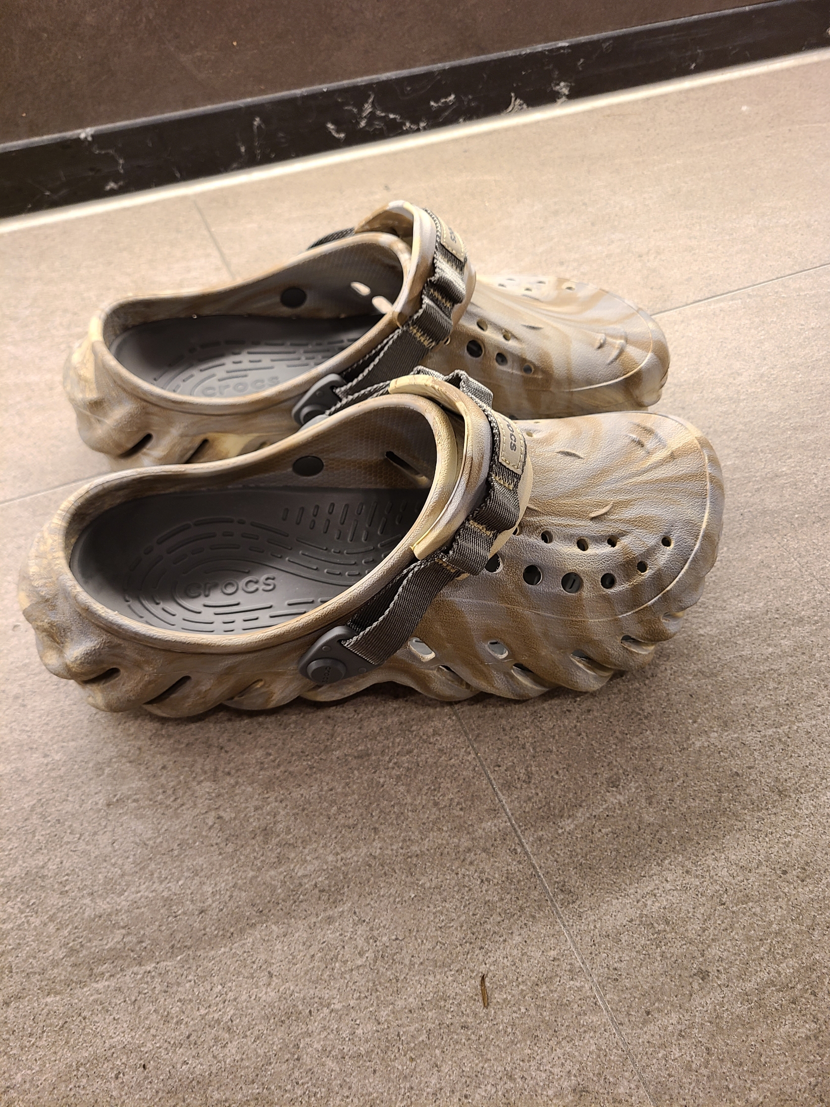 Crocs Echo Marbled Clog Bone Multi 착용 스타일 - 3