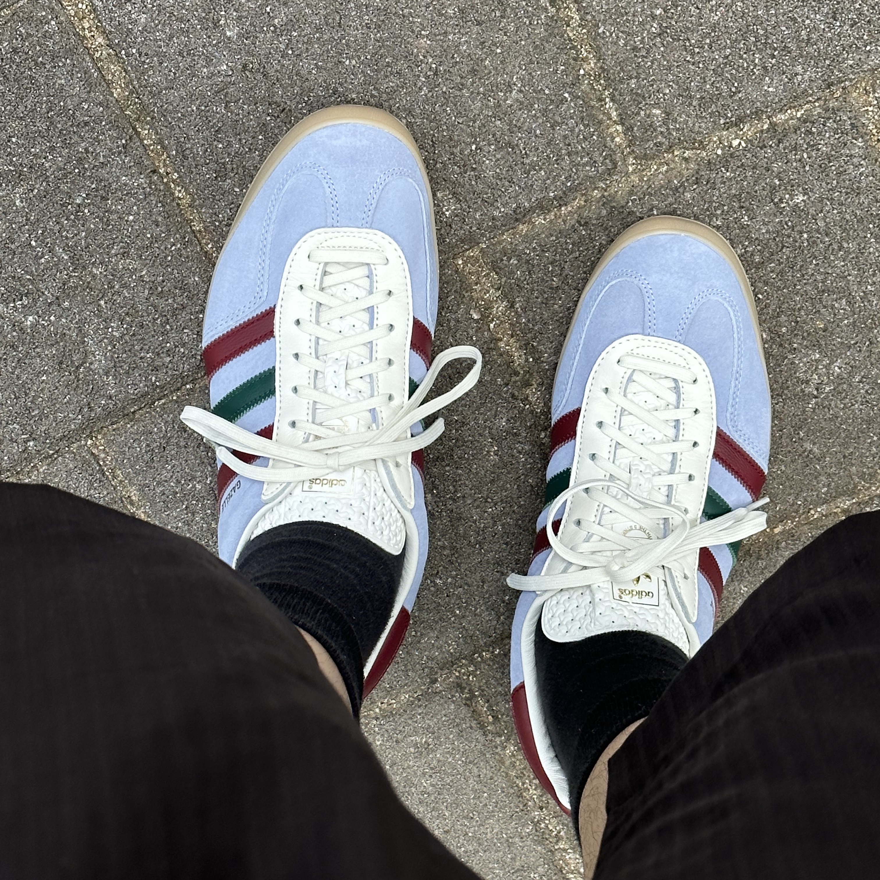 Adidas Gazelle Indoor Blue Dawn Collegiate Burgundy 착용 스타일 - 2