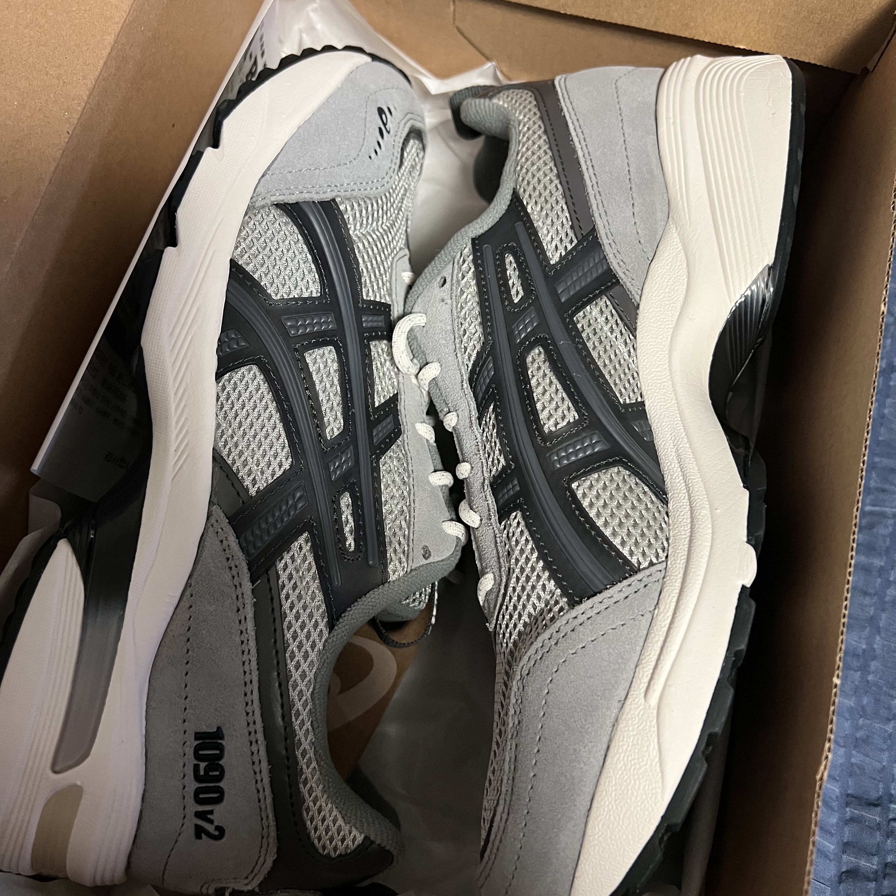 Asics Gel-1090 V2 Oyster Grey 착용 스타일