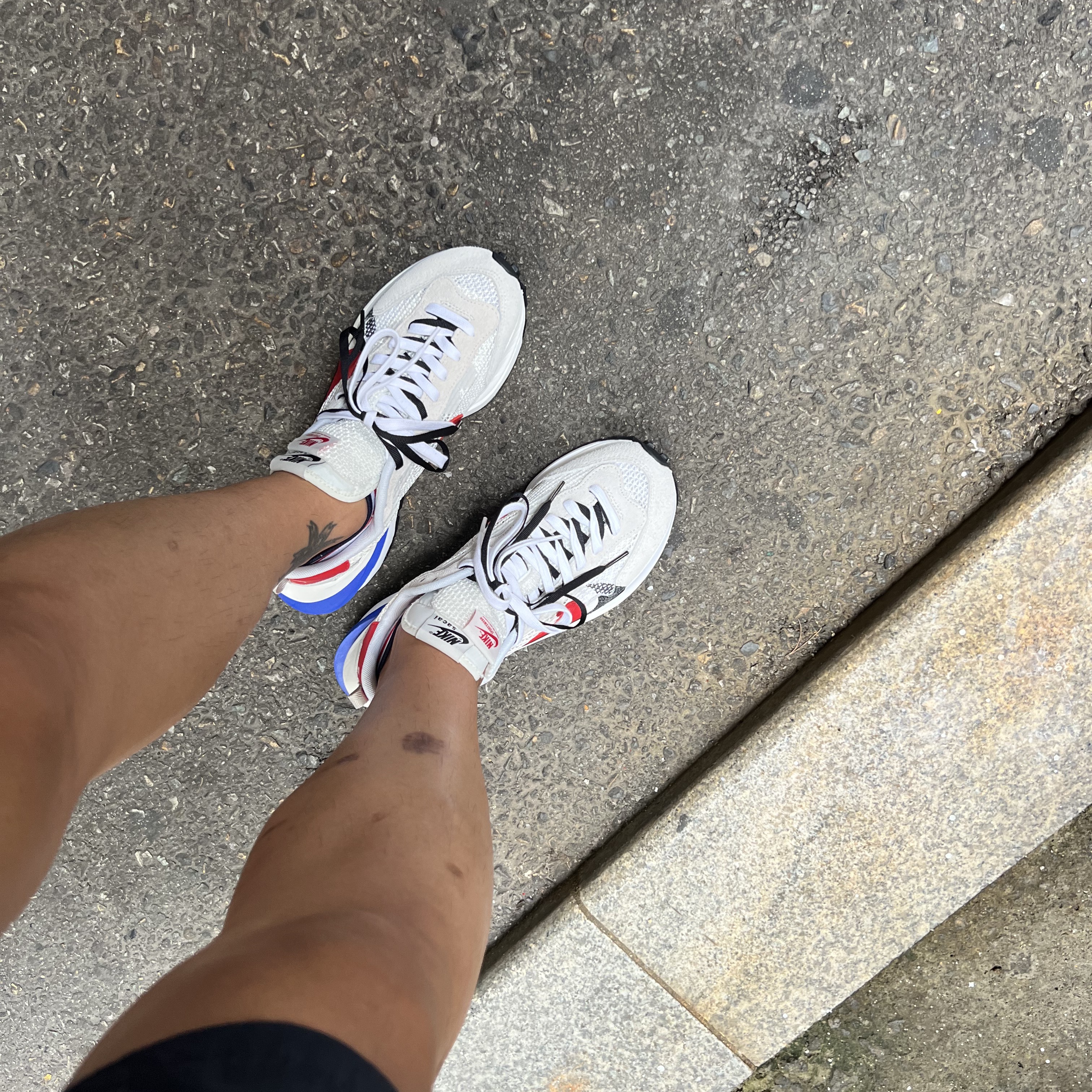Nike x Sacai VaporWaffle Royal Fuchsia 착용 스타일