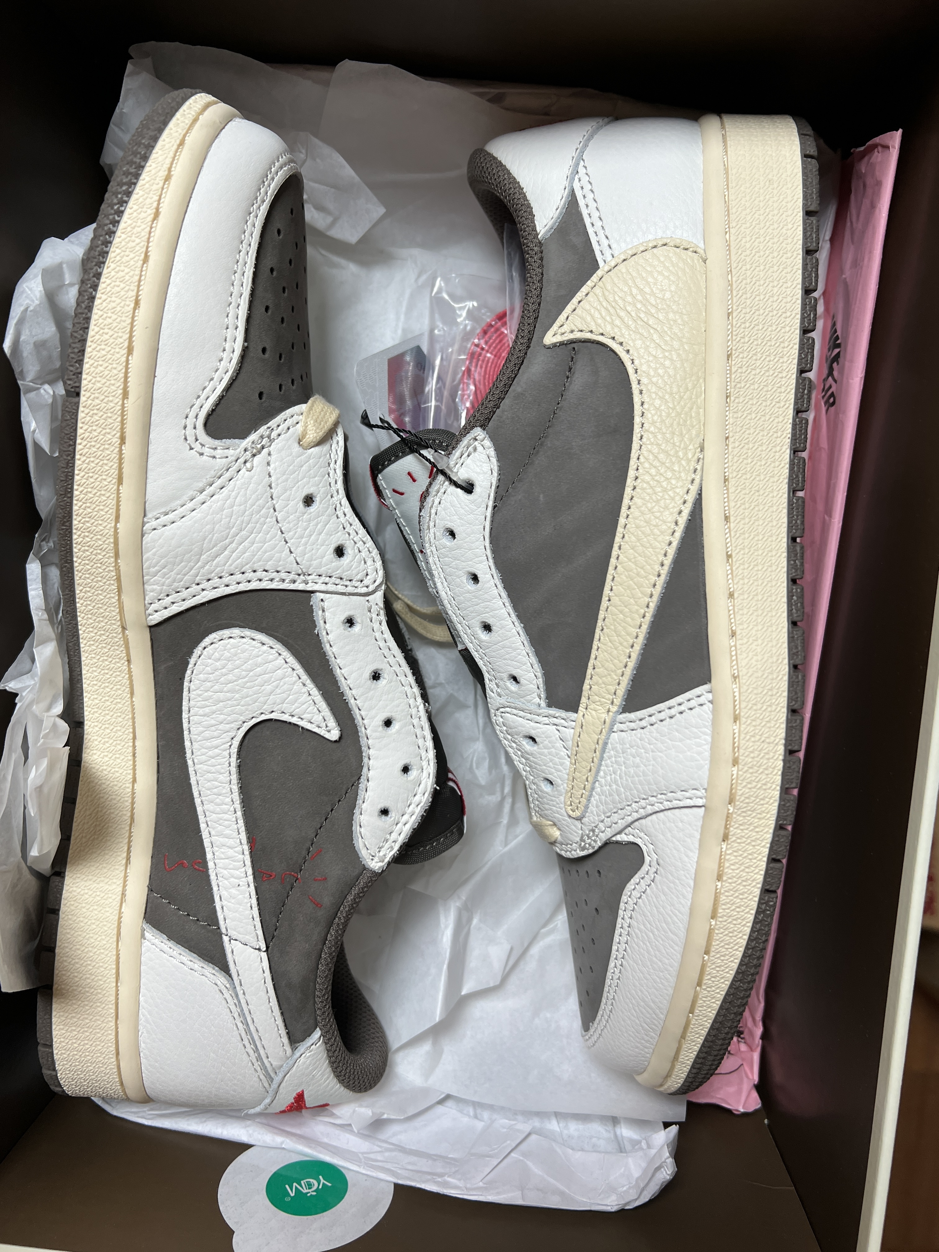 Jordan 1 x Travis Scott Retro Low OG SP Sail and Ridgerock 착용 스타일