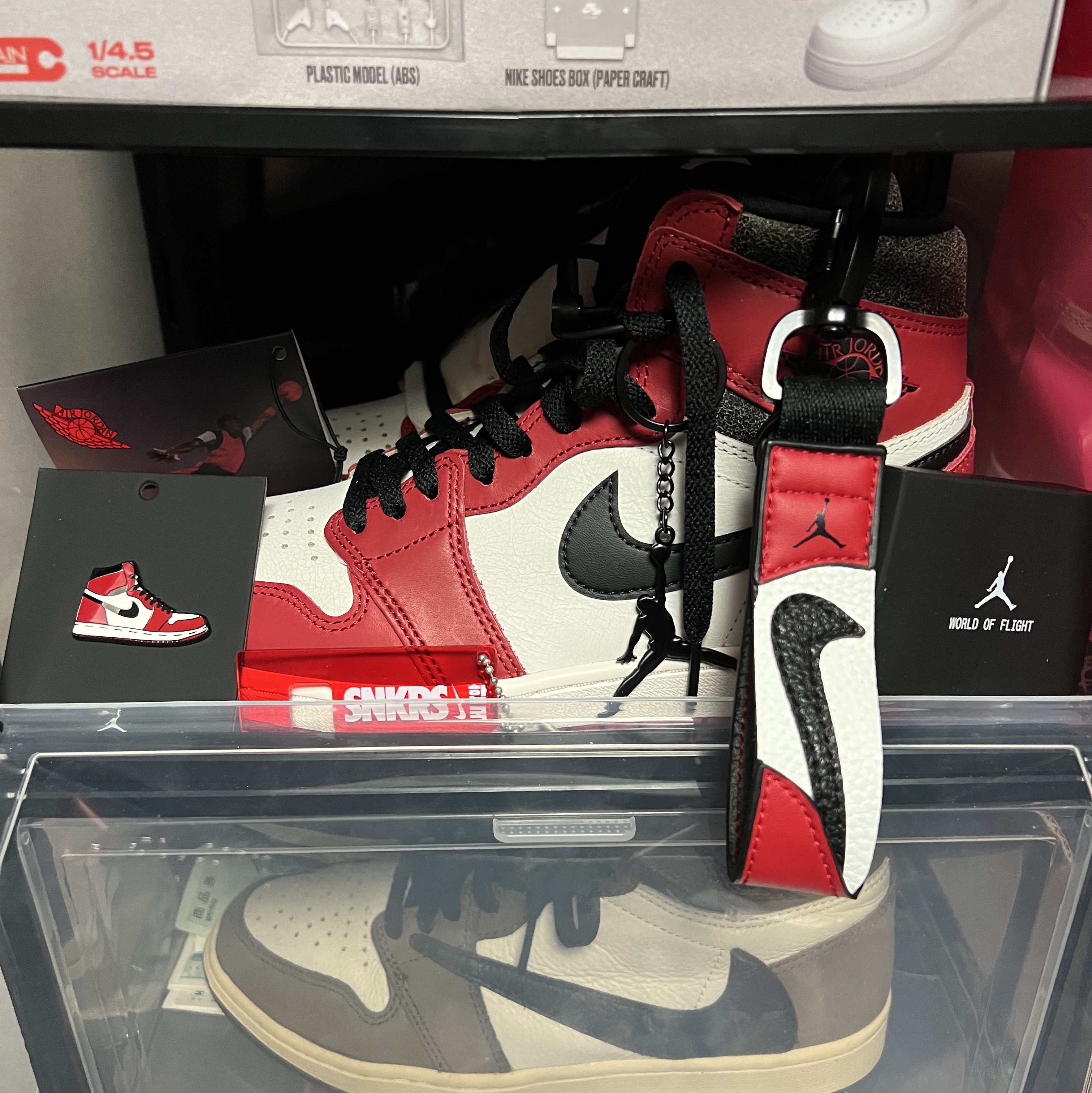 Jordan 1 Retro High OG Chicago 2022, Jordan 1 x Travis Scott Retro High OG SP Mocha 착용 스타일