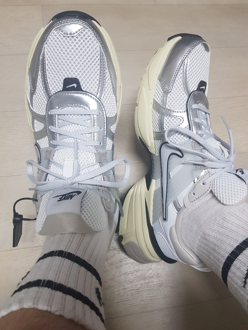Nike V2K Run Summit White Metallic Silver 착용 스타일