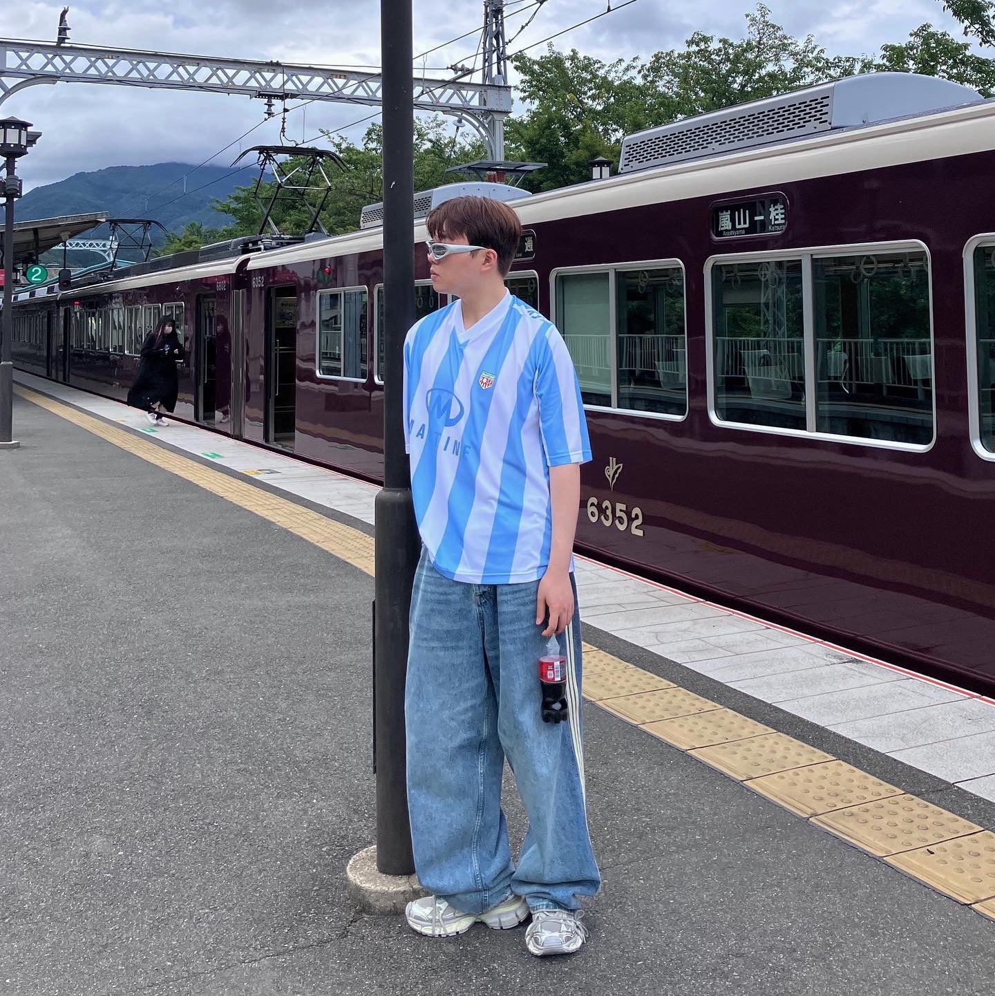 Balenciaga x Adidas Large Baggy Trousers Blue, Martine Rose Twist Short Sleeve Football Top White Light Blue Stripe Print 착용 스타일 - 2