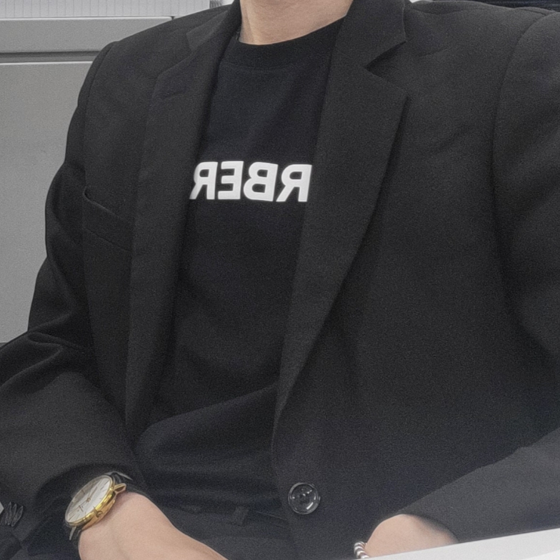 (W) Burberry Logo Print Cotton T-Shirt Black 착용 스타일