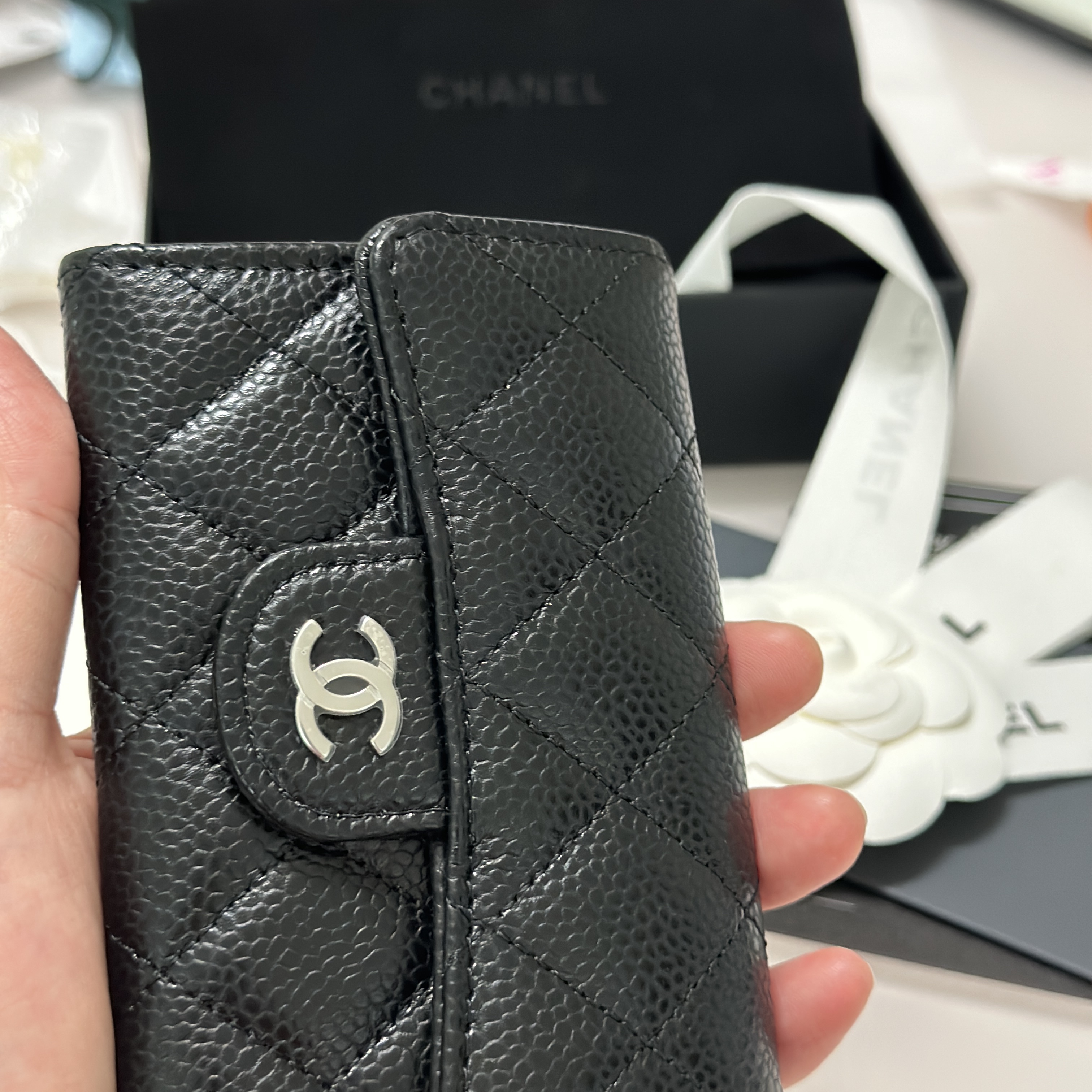 Chanel Classic Card Holder Grained Calfskin & Silver Black 착용 스타일