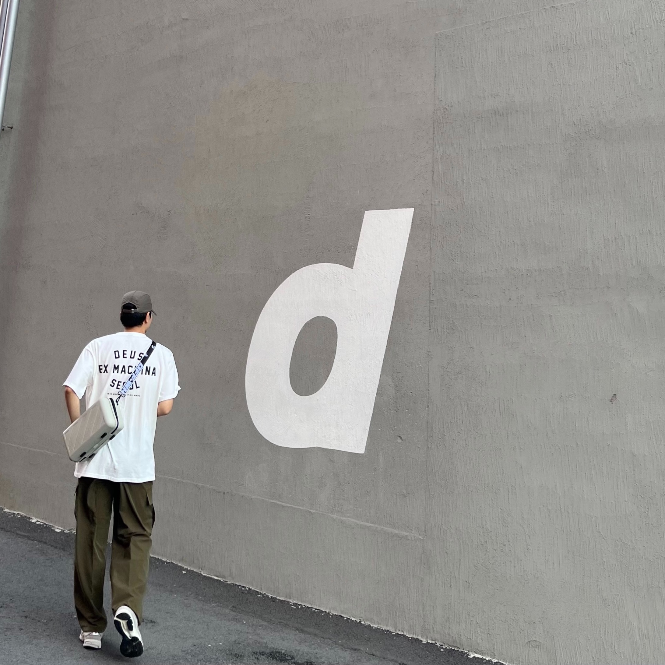 Sansan Gear Ball Cap Brown - 23SS, Deus Ex Machina Seoul College T-Shirt White 착용 스타일
