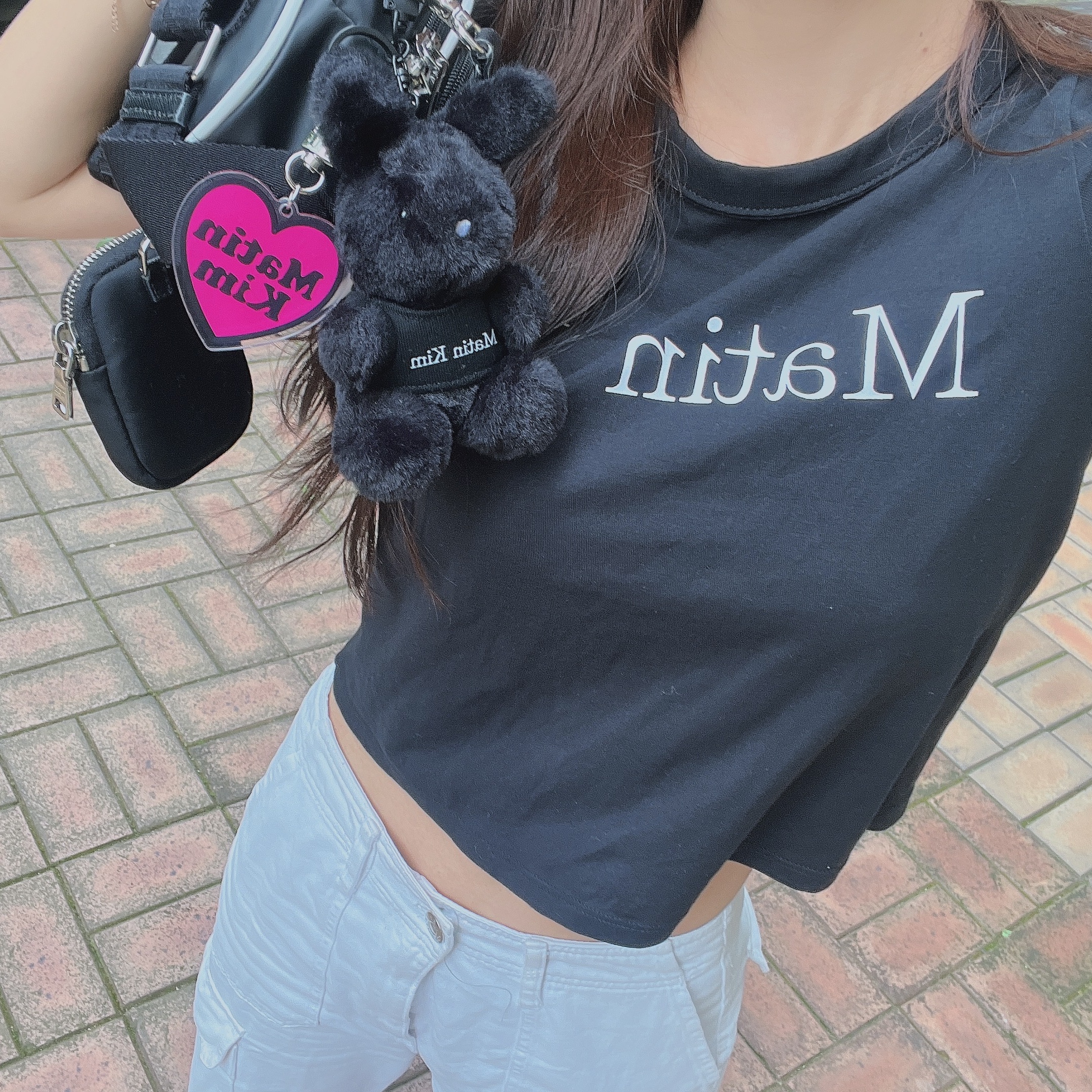 Matin Kim Black Bunny Toy Keyring Black 착용 스타일 - 4