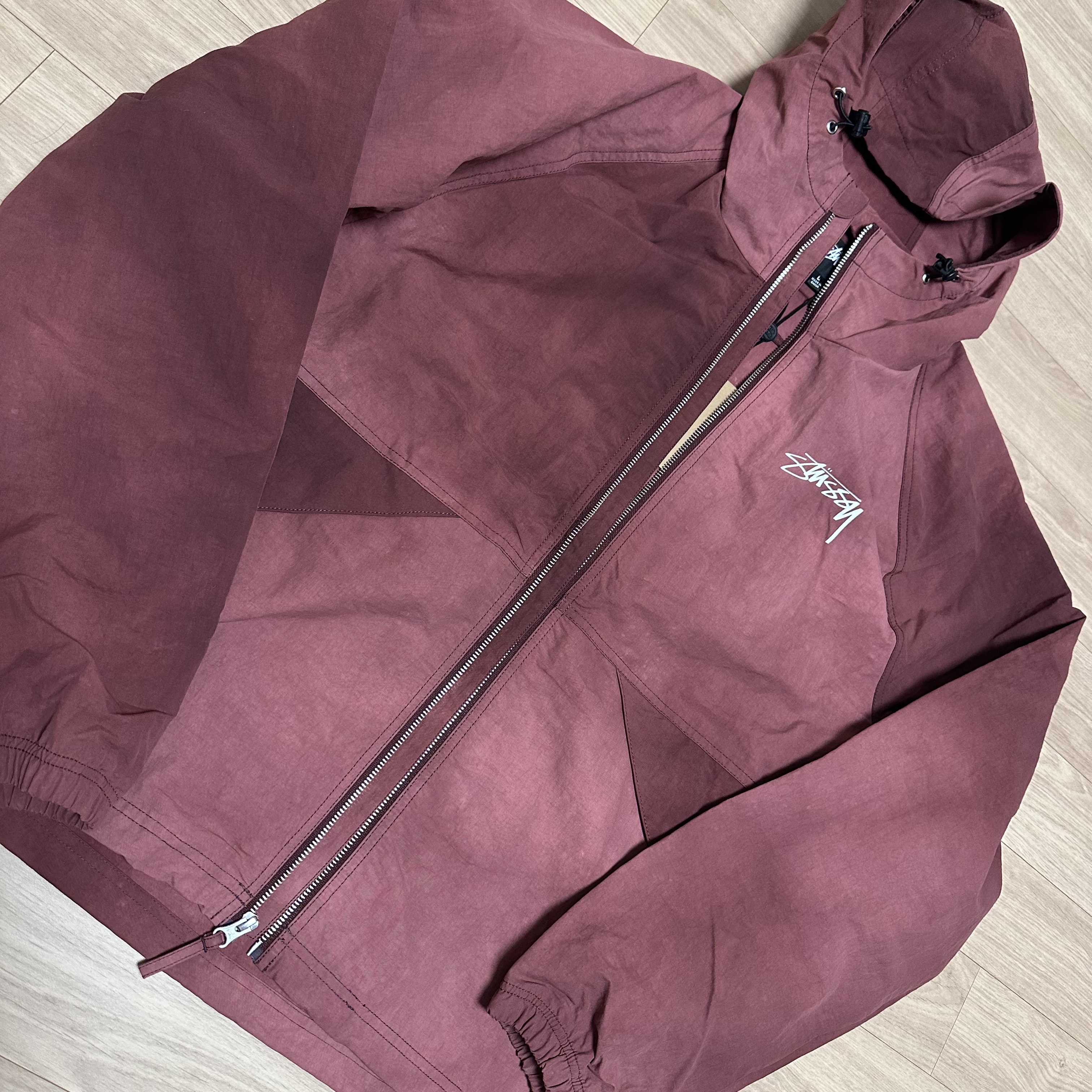 Stussy Wave Dye Beach Shell Jacket Maroon 착용 스타일 - 2