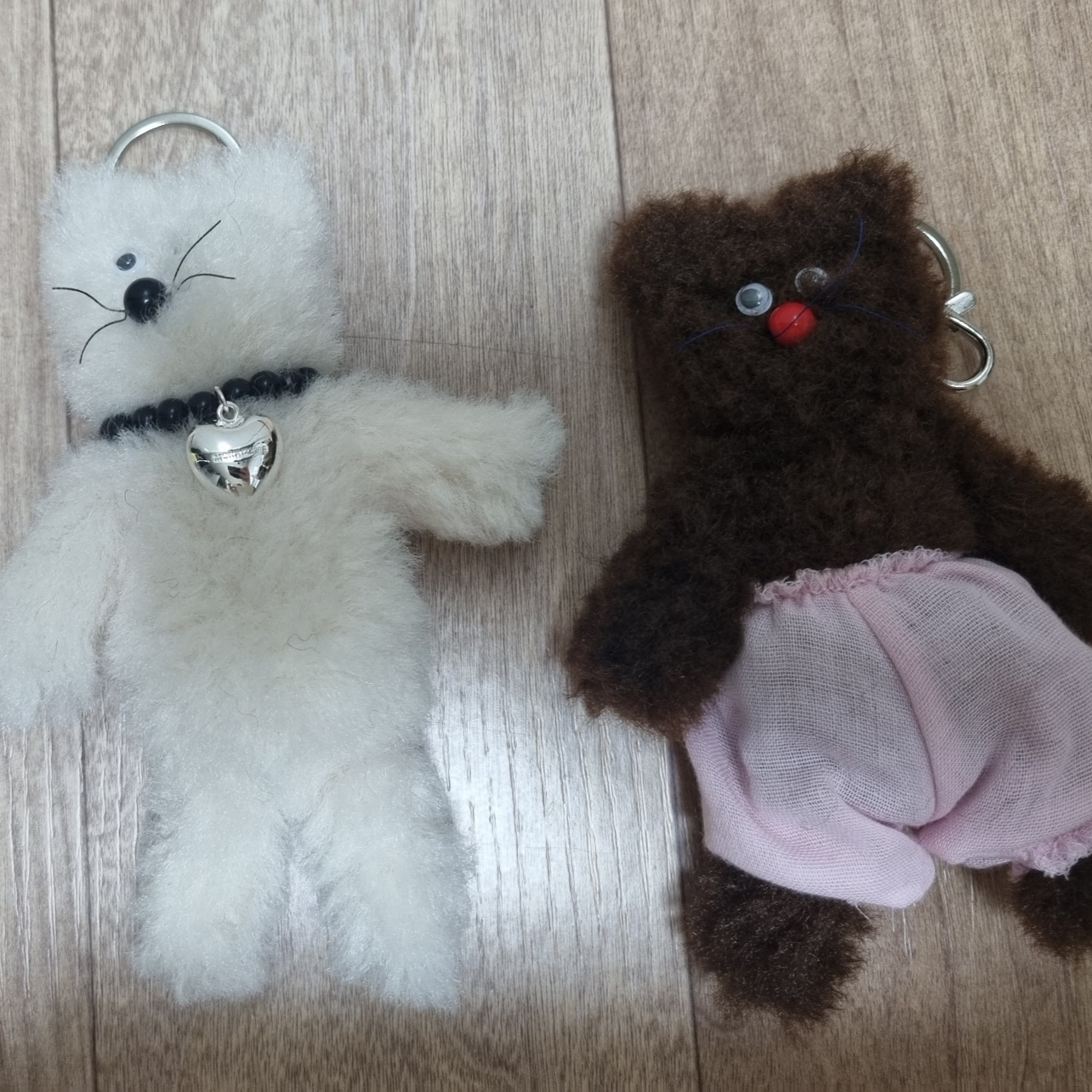 Monamhee Bred Keyring with Pink Pants Brown 착용 스타일