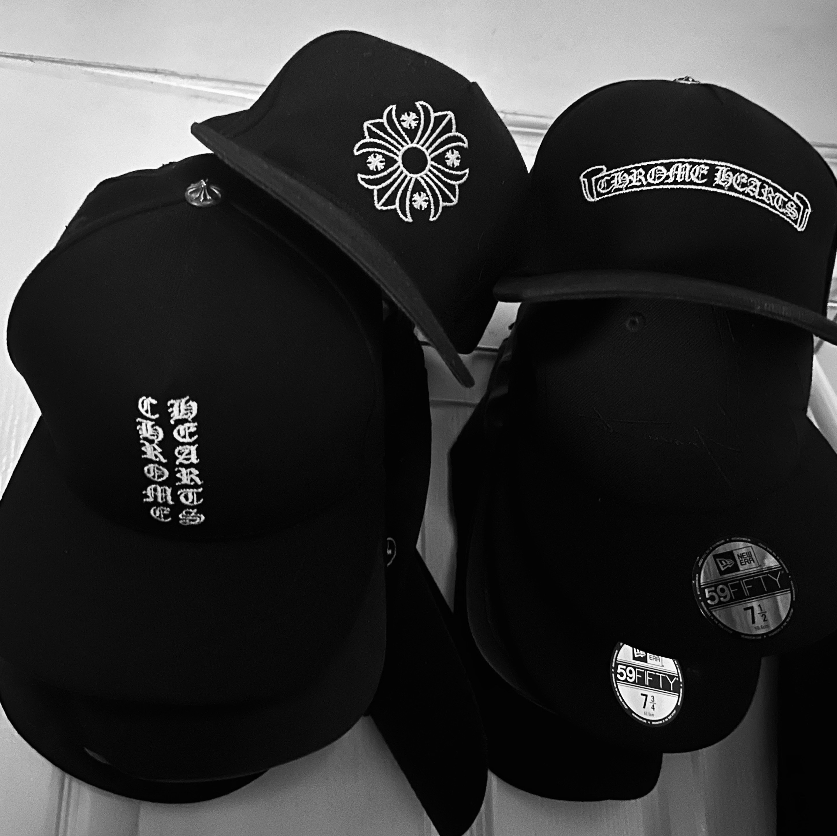 Chrome Hearts Vertical Logo Hat Black, Stussy World Tour New Era Cap Black 착용 스타일