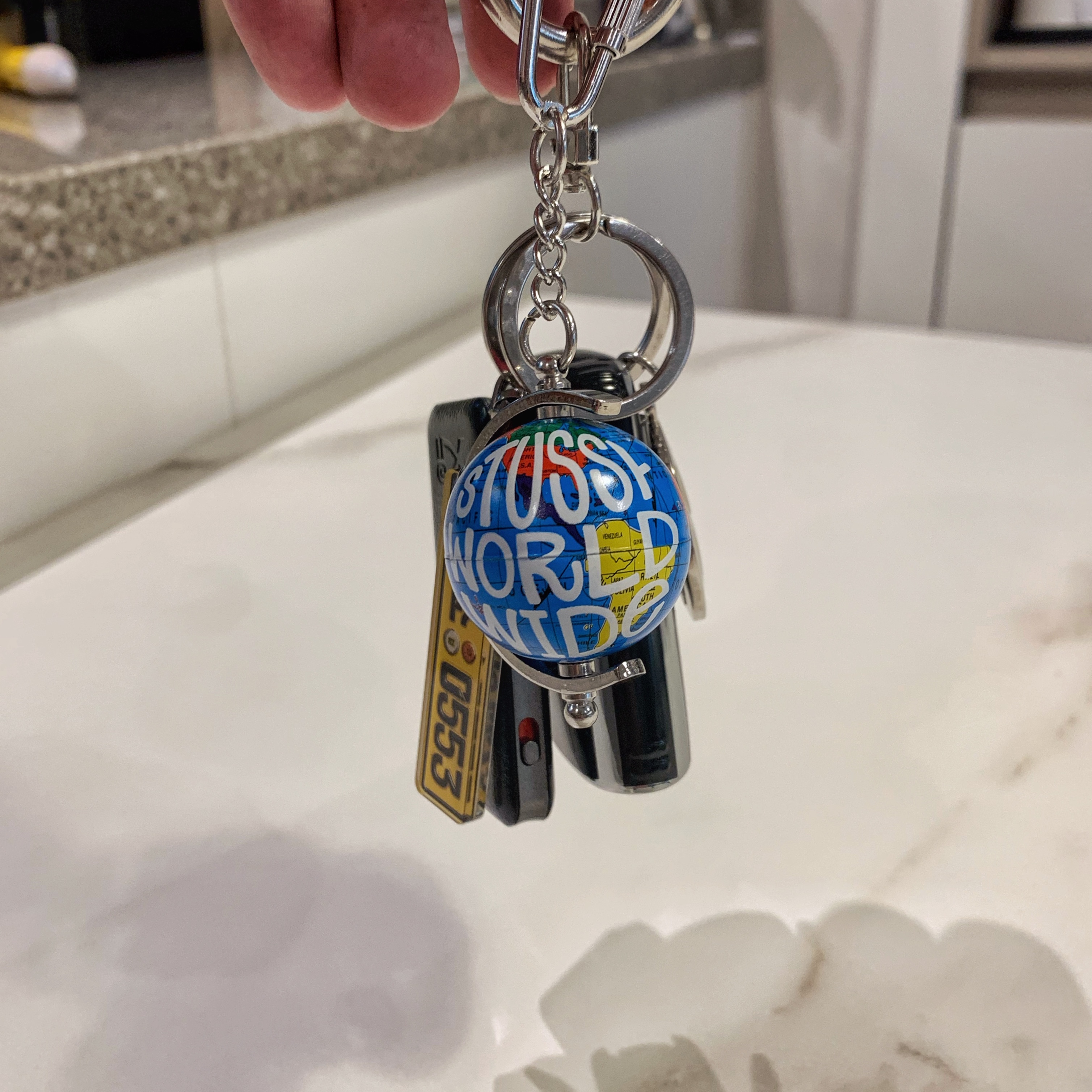 Stussy Globe Keychain Multi 착용 스타일