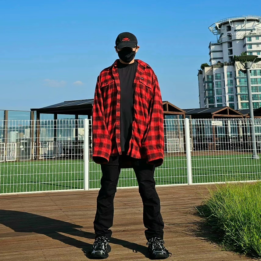 Balenciaga Trompe L'oeil Oversized Shirt Red, Balenciaga 3XL Sneakers Black White 착용 스타일 - 1