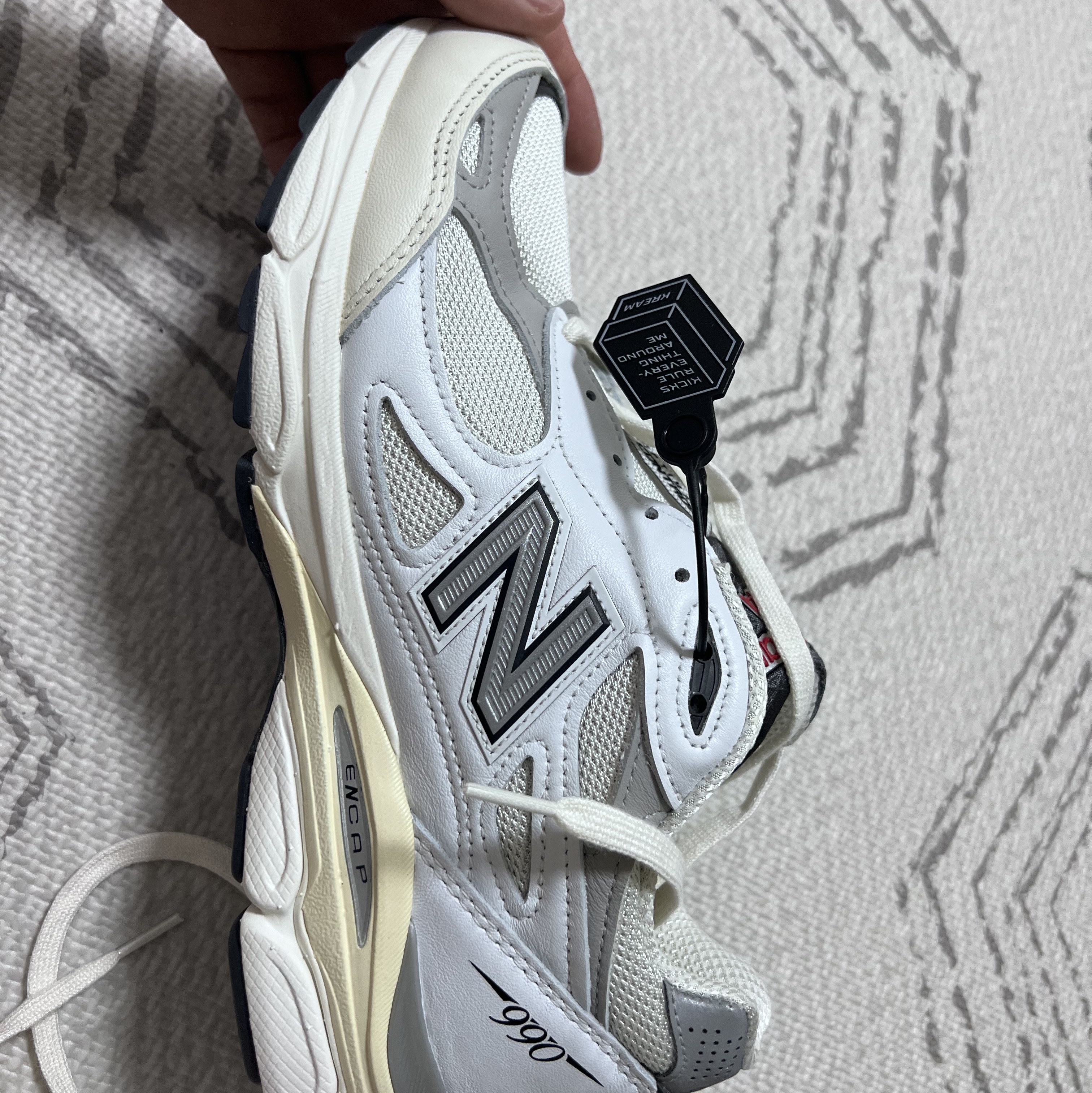 New Balance 990v3 Made in USA Sea Salt 착용 스타일 - 2