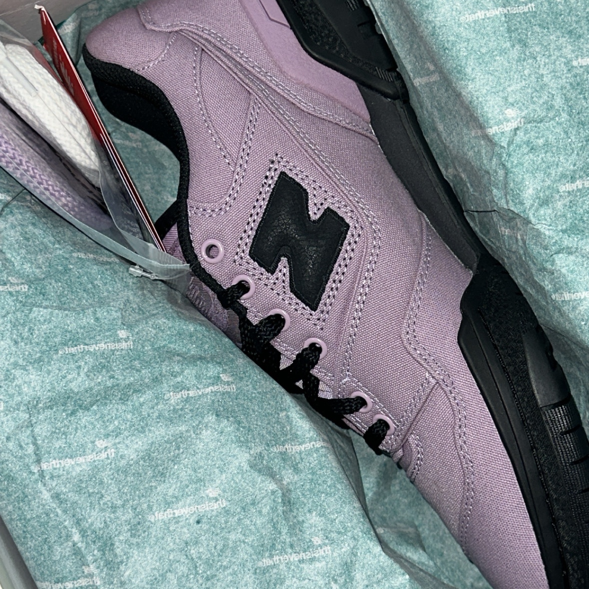 New Balance x Thisisneverthat 550 Lavender Black 착용 스타일