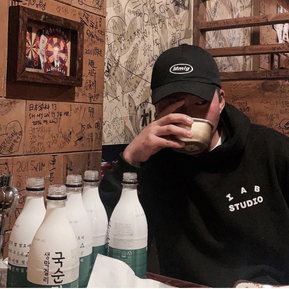 IAB Studio Hoodie Black White 착용 스타일