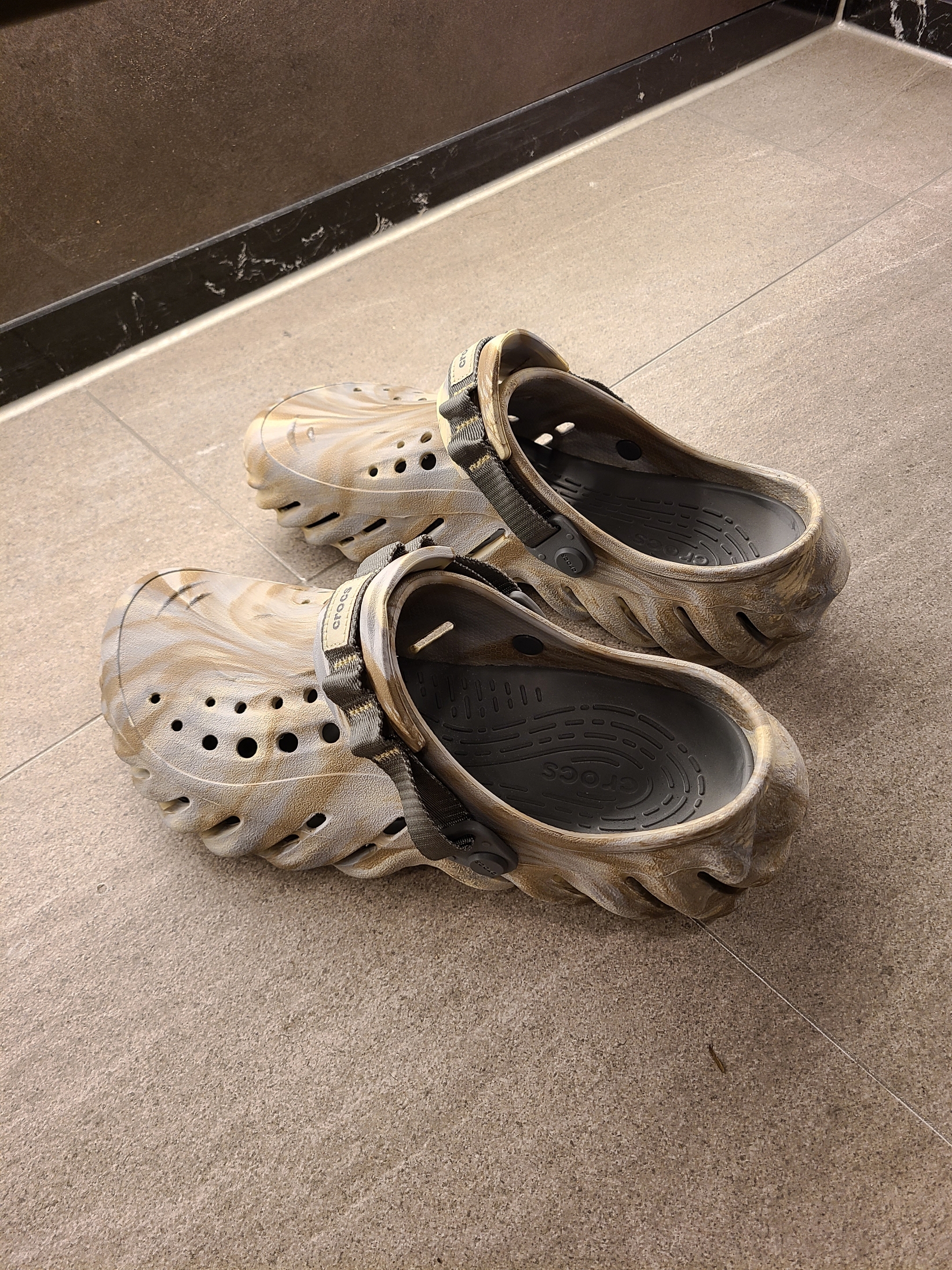 Crocs Echo Marbled Clog Bone Multi 착용 스타일 - 1