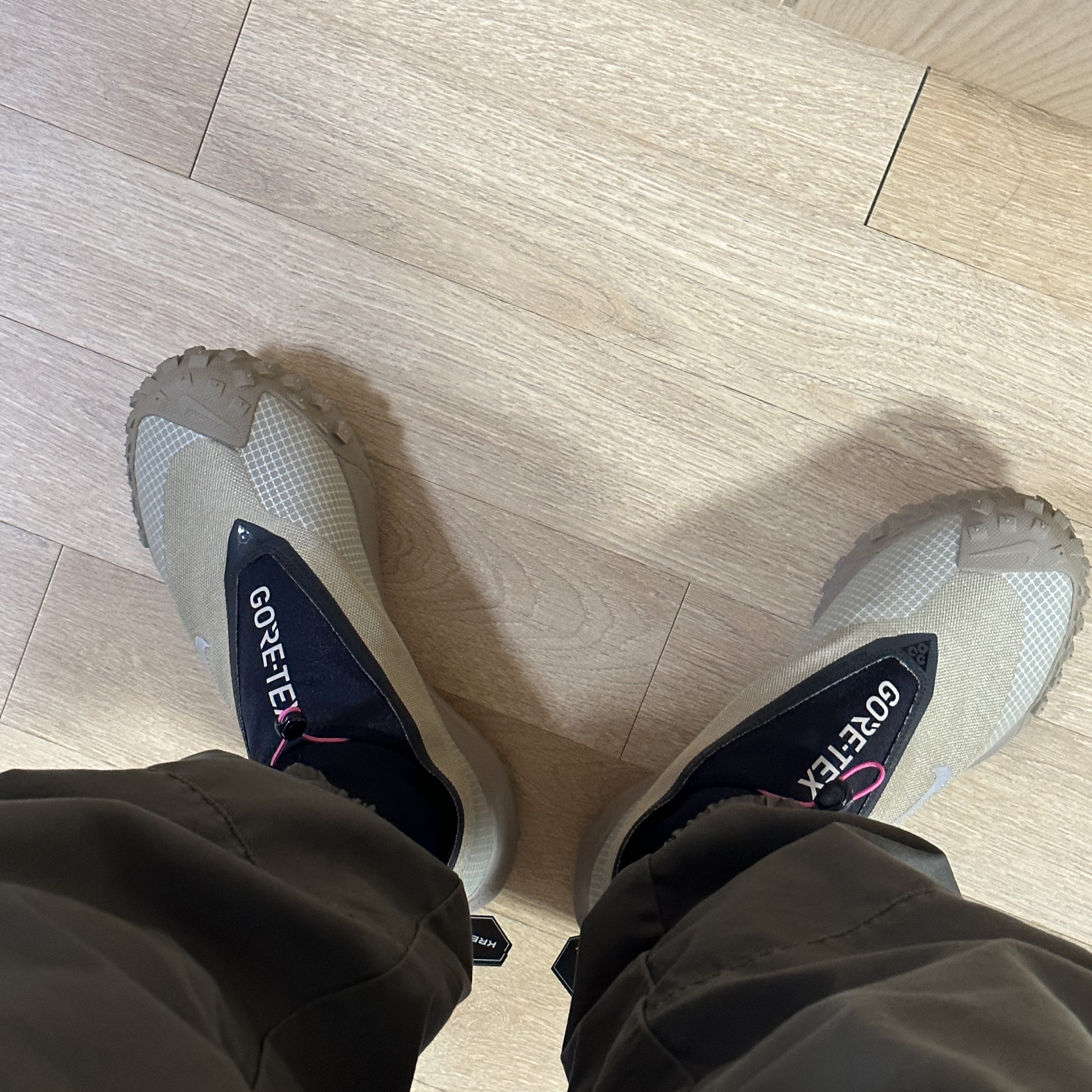 Nike ACG Mountain Fly Gore-Tex Khaki 착용 스타일