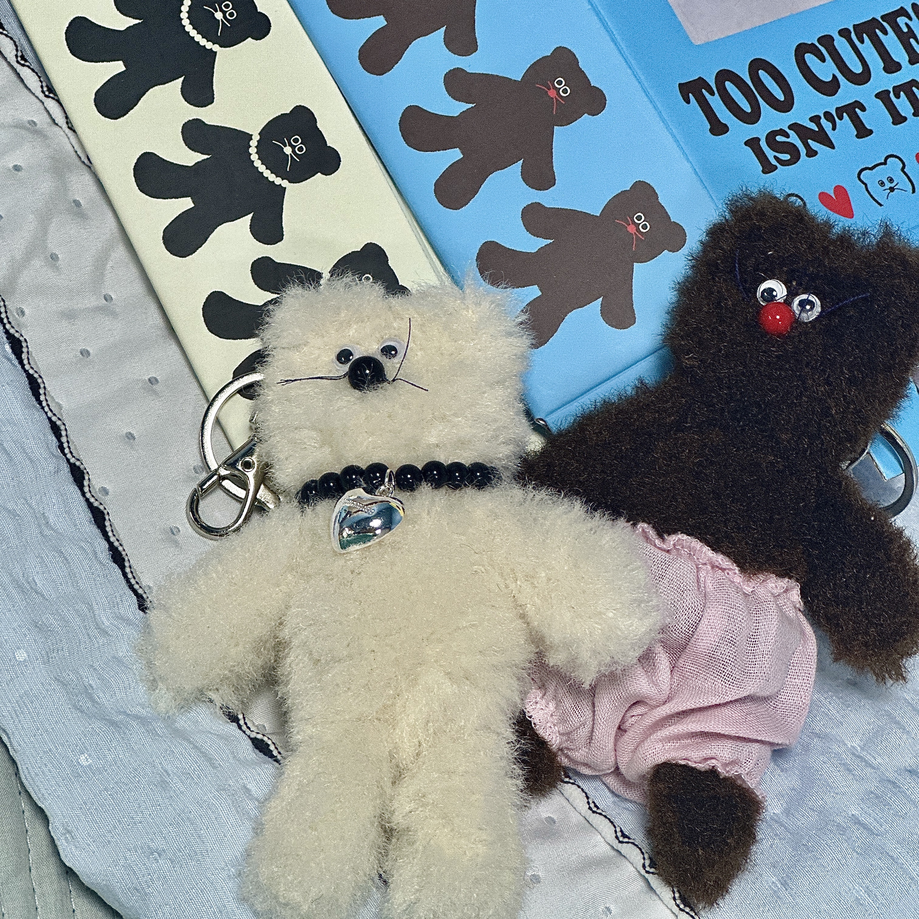 Monamhee Bred Keyring with Pink Pants Brown 착용 스타일