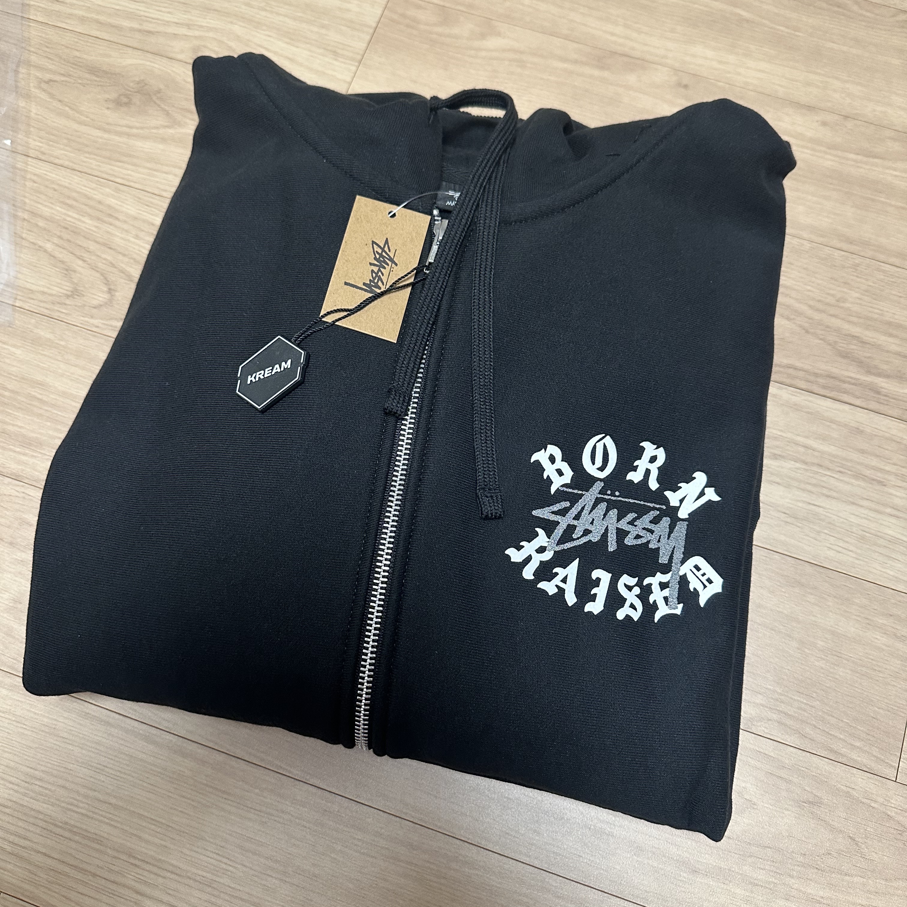 Stussy x Born X Raised Logo Zip Hoodie Black 착용 스타일 - 1