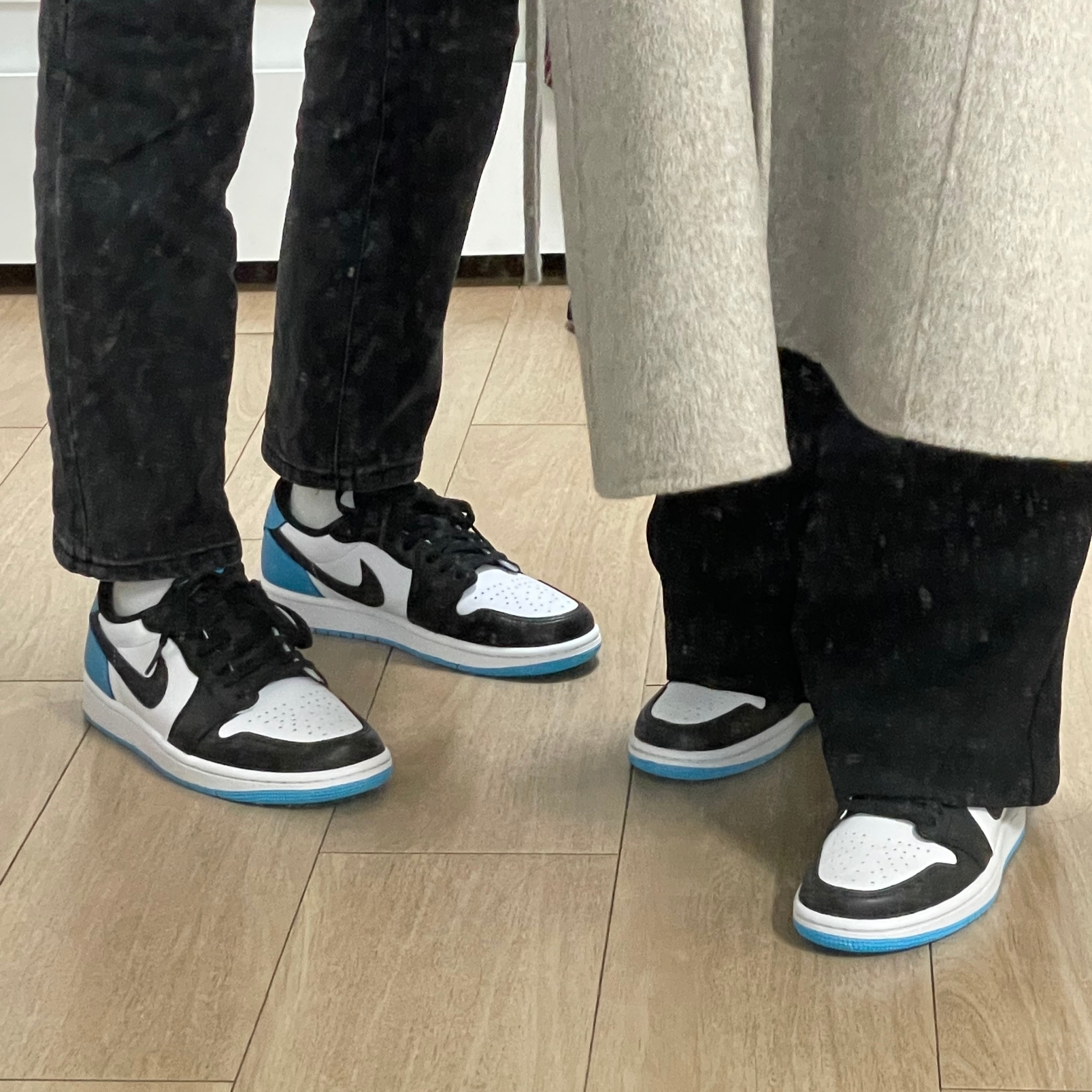 Jordan 1 Retro Low OG Black and Dark Powder Blue 착용 스타일 - 3