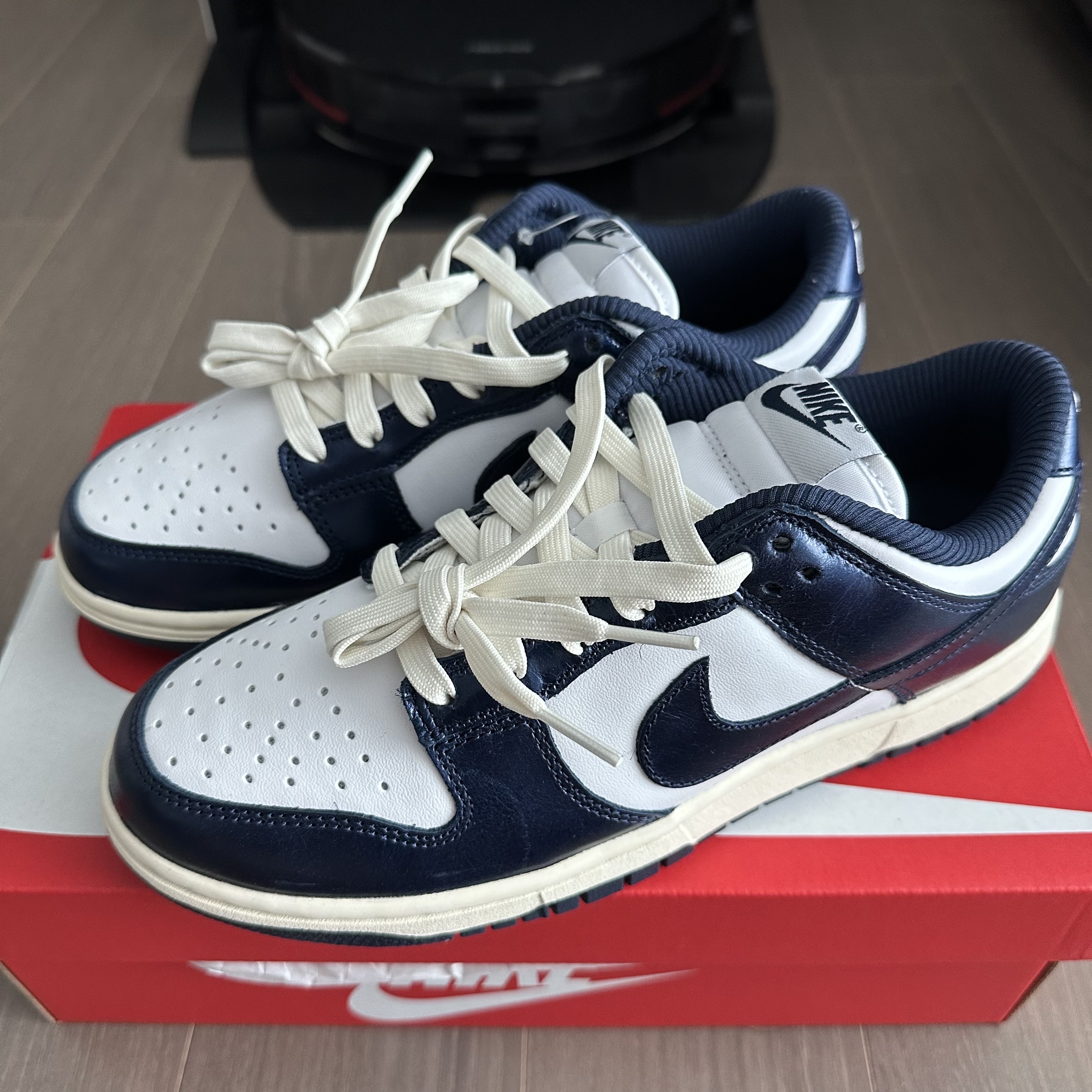 (W) Nike Dunk Low PRM Midnight Navy and White 착용 스타일 - 2