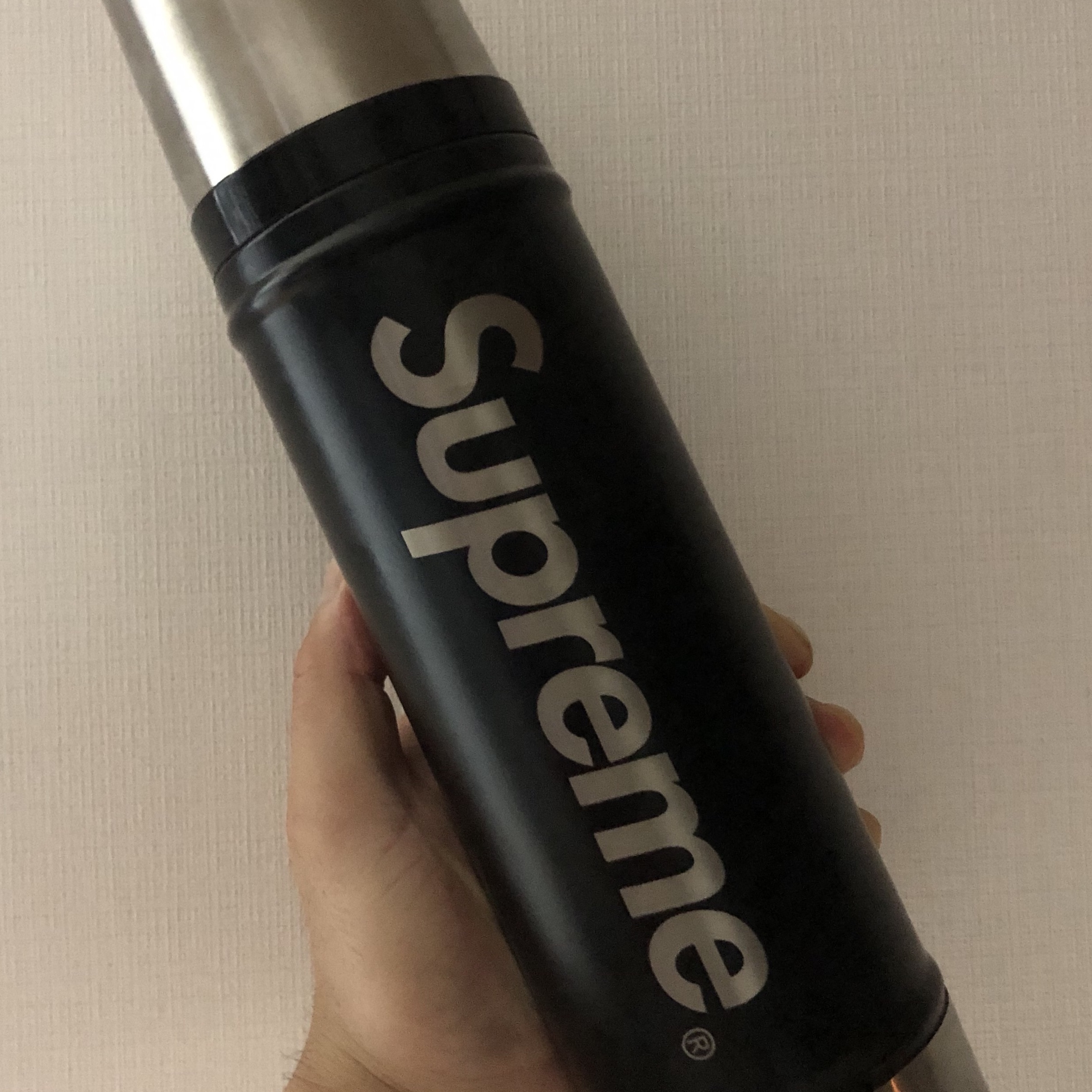 Stanley x Supreme 20 oz. Vacuum Insulated Bottle Black - 19FW 착용 스타일