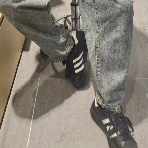 Adidas Superstar Core Black White 착용 스타일 - 4