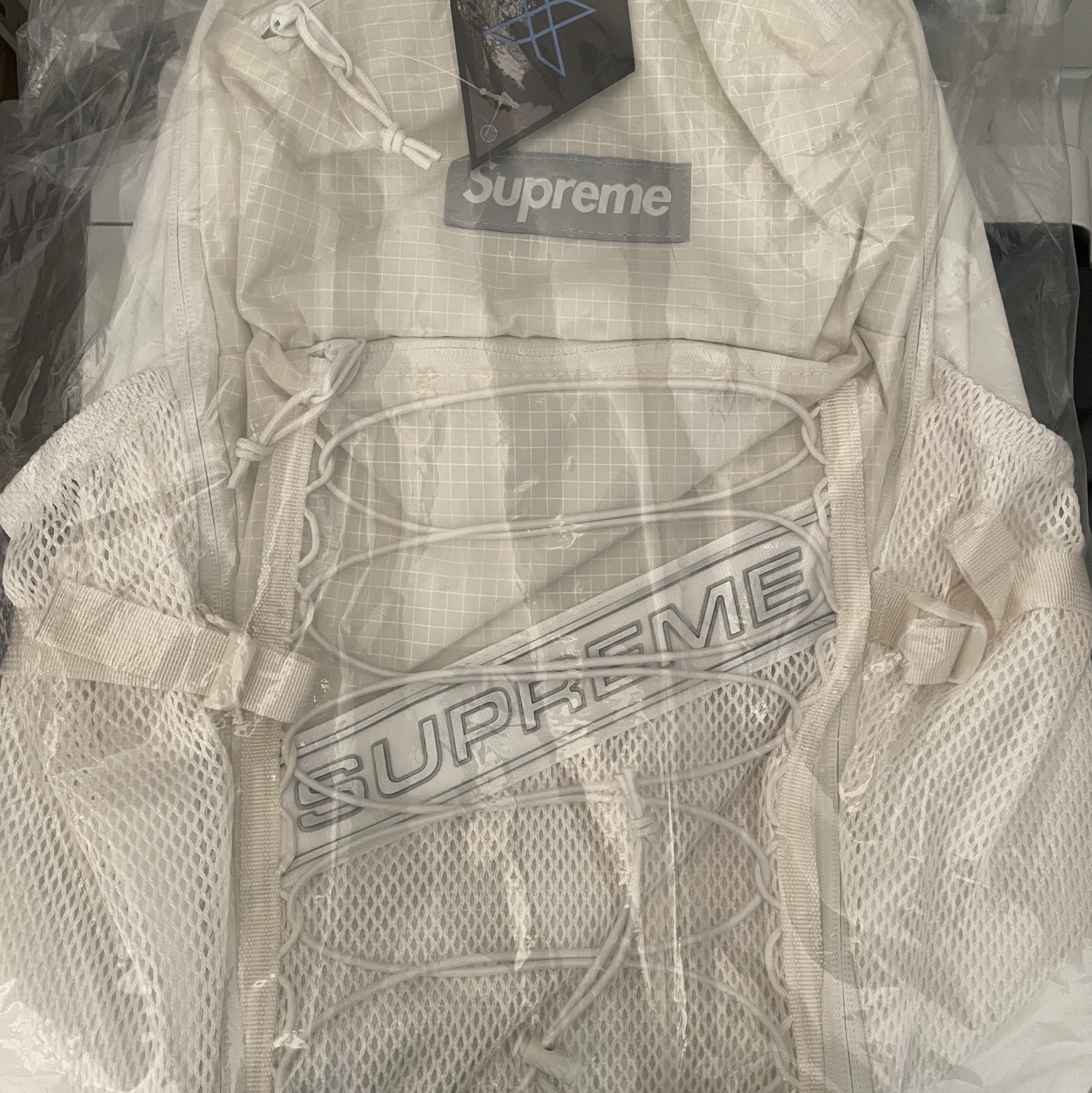 Supreme Backpack White - 23FW 착용 스타일
