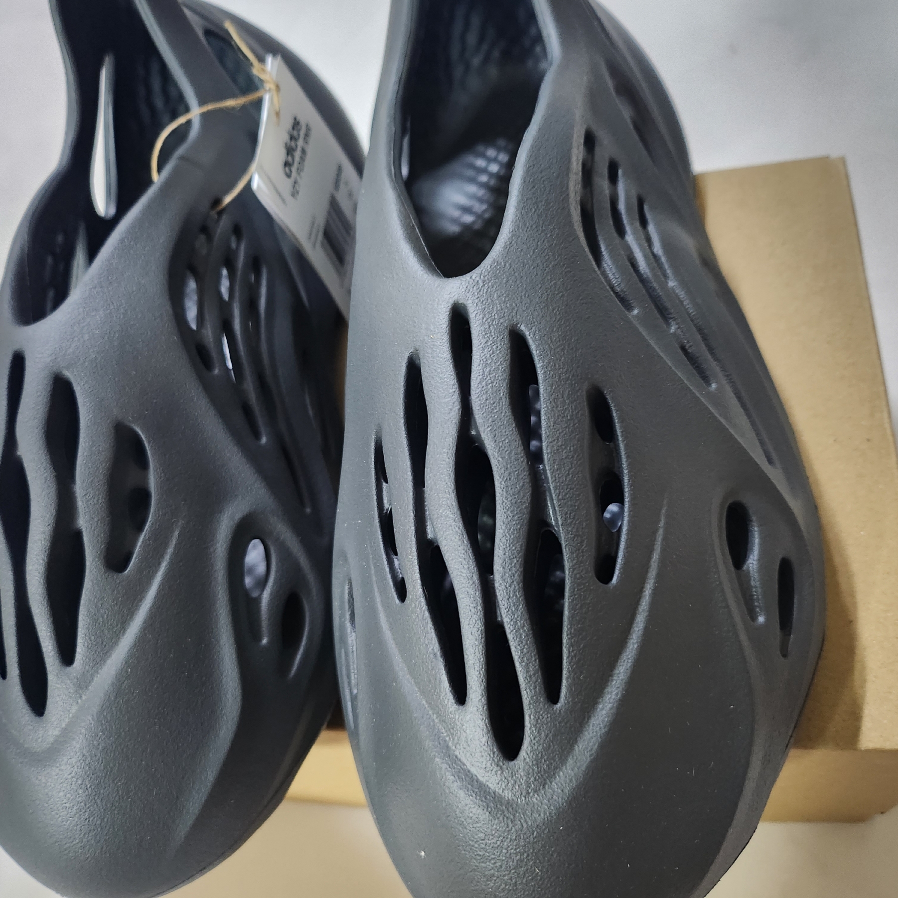 Adidas Yeezy Foam RNNR Carbon 착용 스타일 - 1