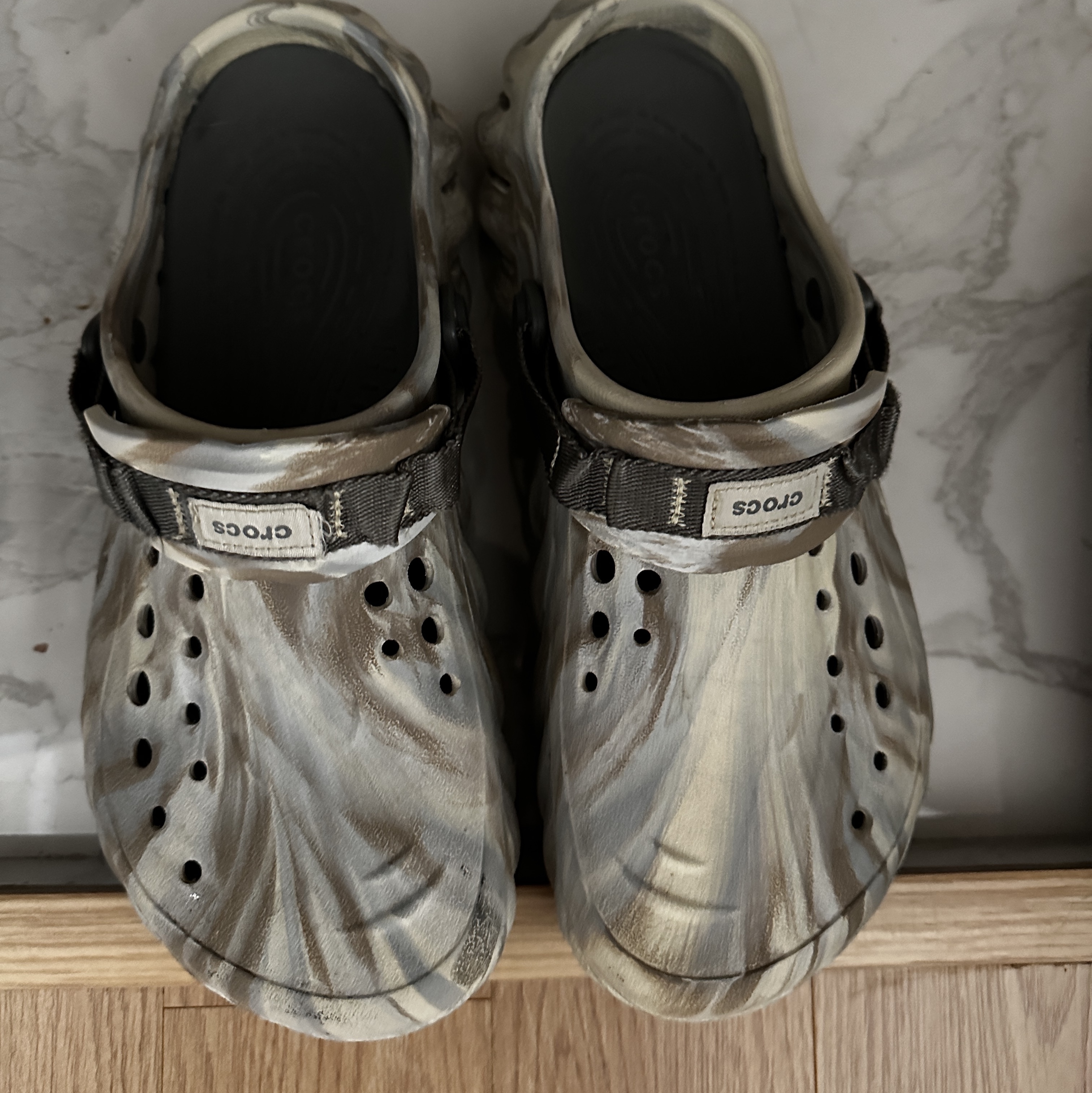 Crocs Echo Marbled Clog Bone Multi 착용 스타일