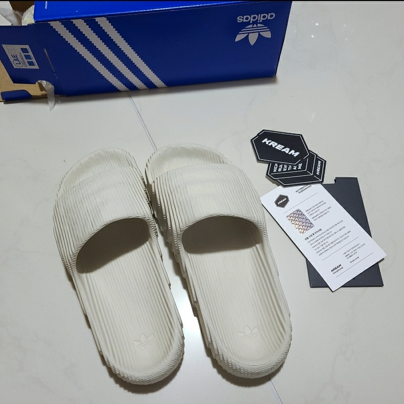 Adidas Adilette 22 Aluminium 착용 스타일