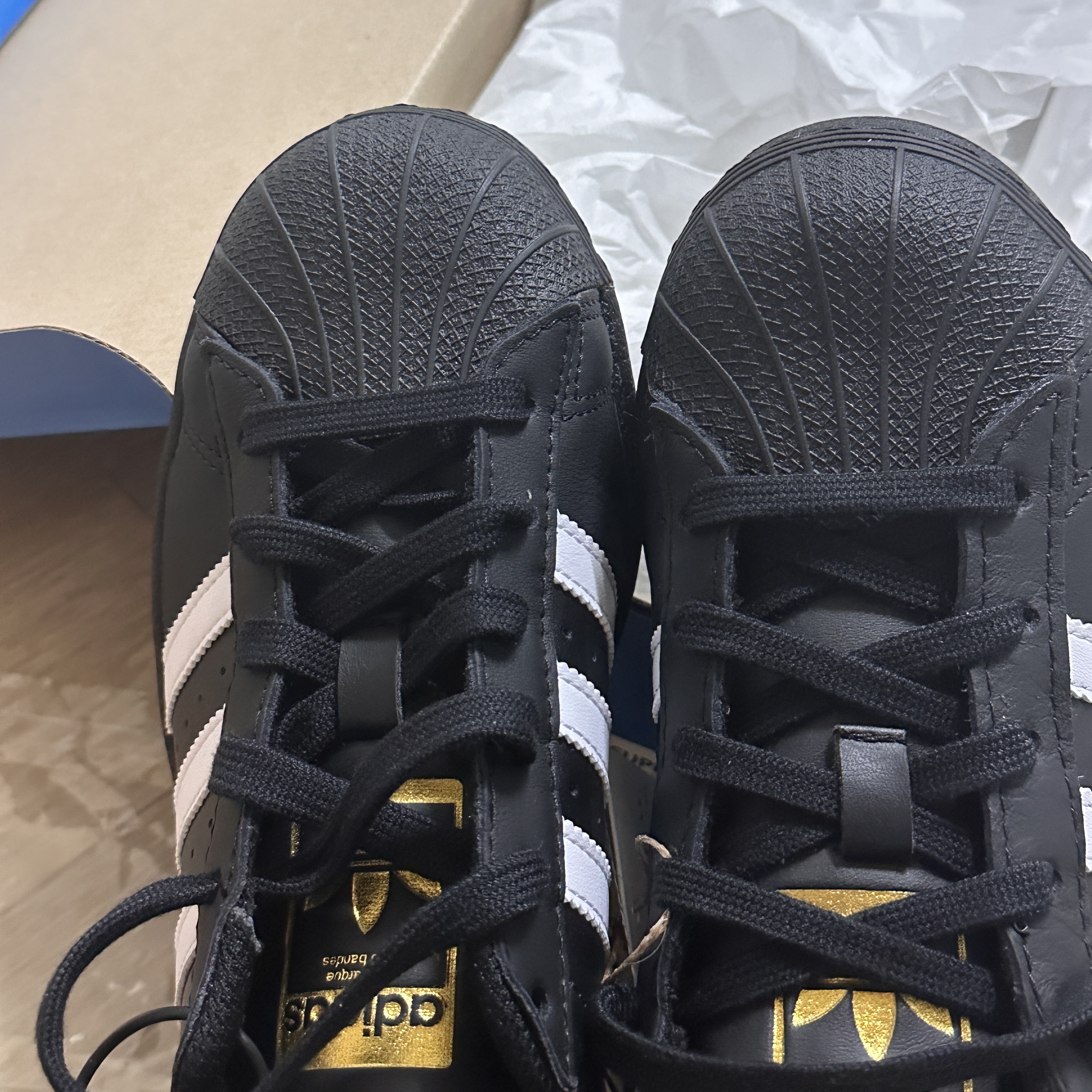 (J) Adidas Superstar Black White 착용 스타일