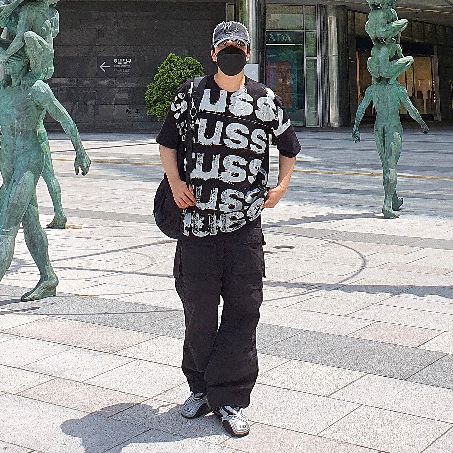 Balenciaga Tyrex Sneakers Black Grey, Stussy Stamp T-shirt Black 착용 스타일