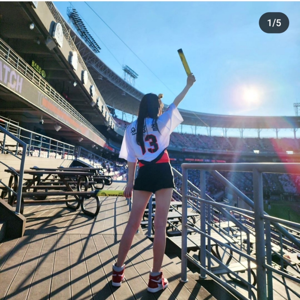 (W) Jordan 1 Retro High OG Varsity Red 착용 스타일