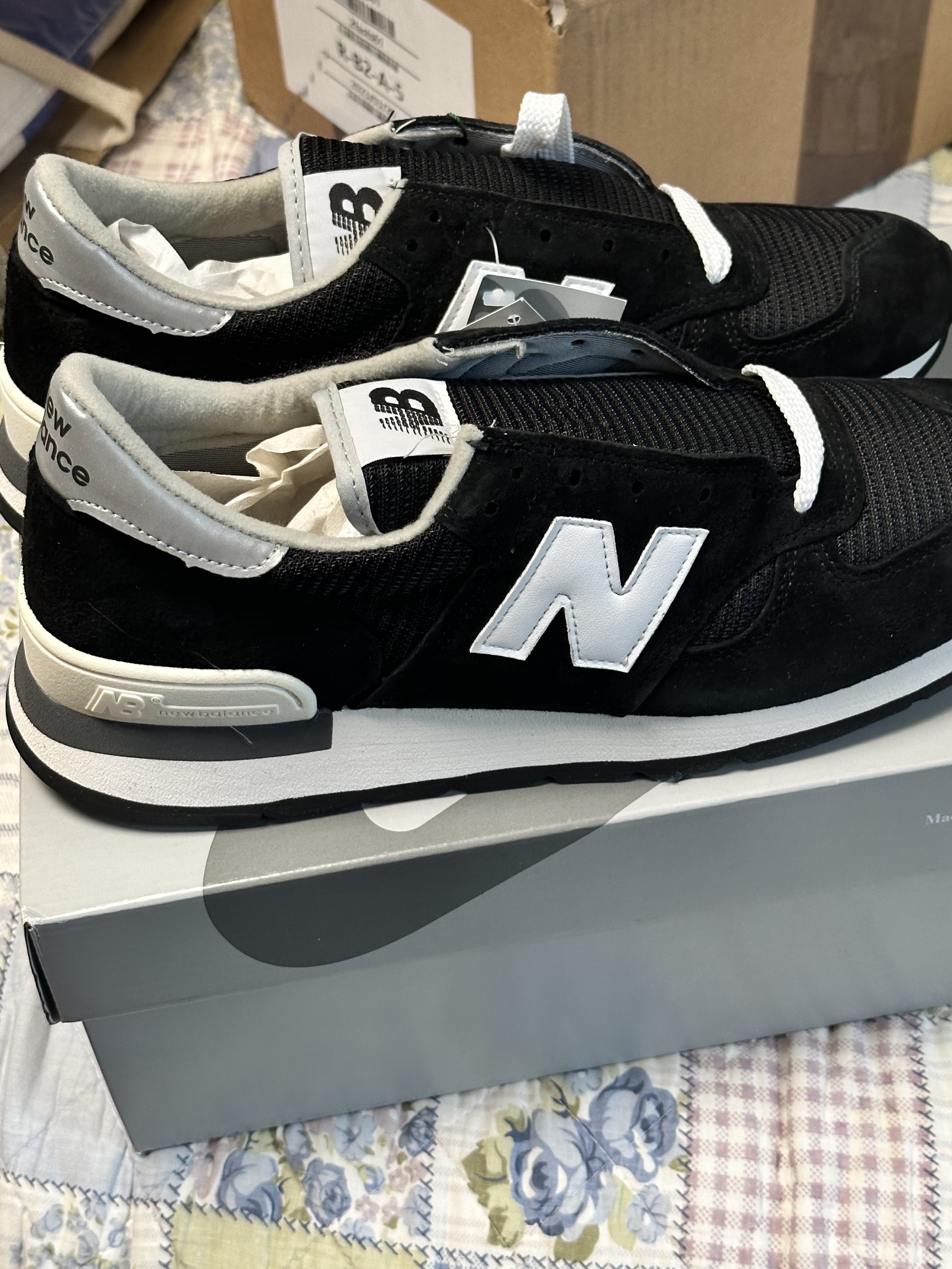 New Balance 990v1 Made in USA Black 착용 스타일 - 1