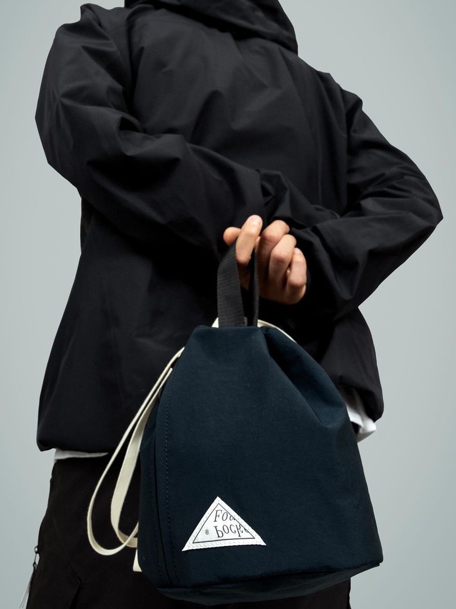 Found Pocket Lamp Bag Ivory, Found Pocket Lamp Bag Navy 착용 스타일 - 1