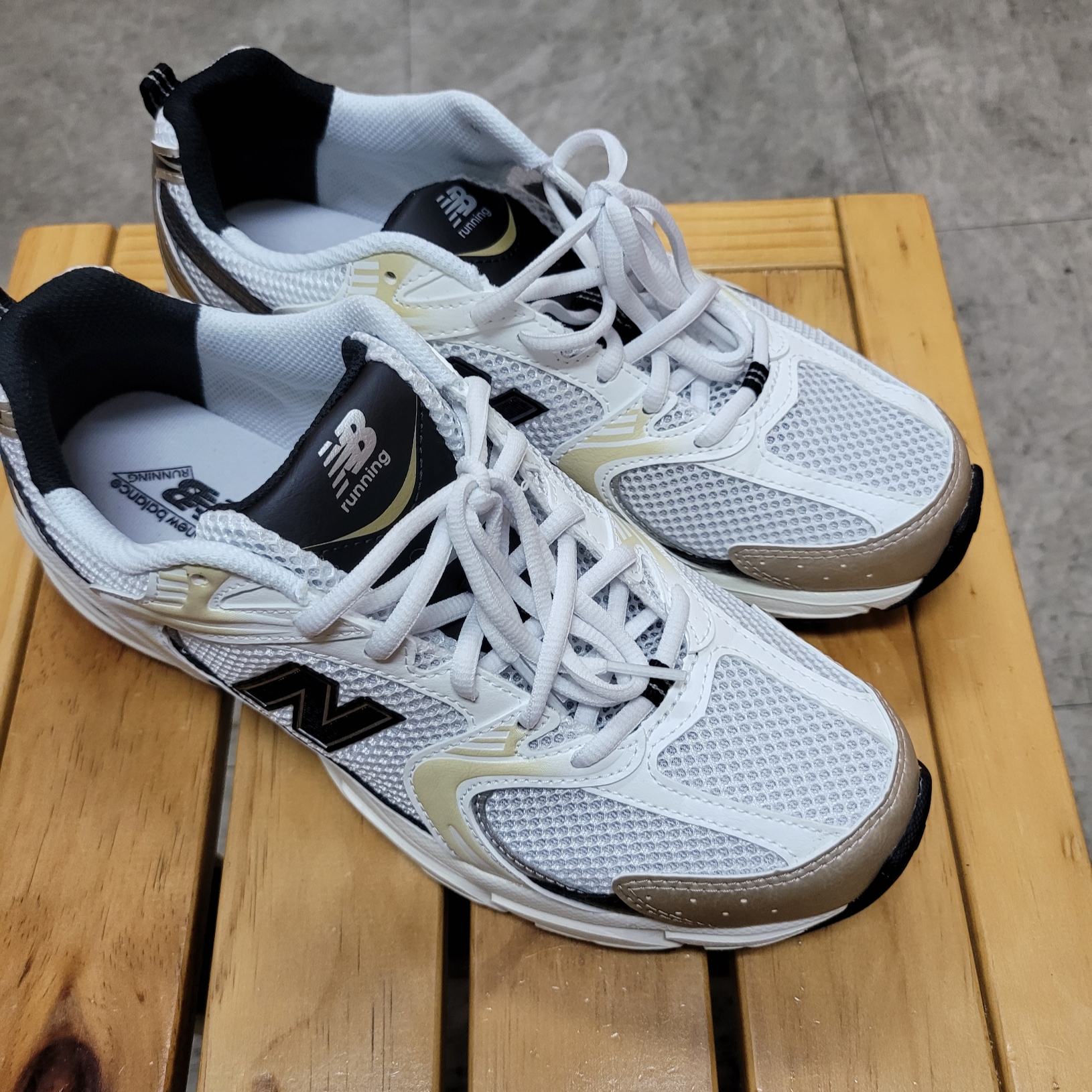 New Balance 530 White Gold 착용 스타일
