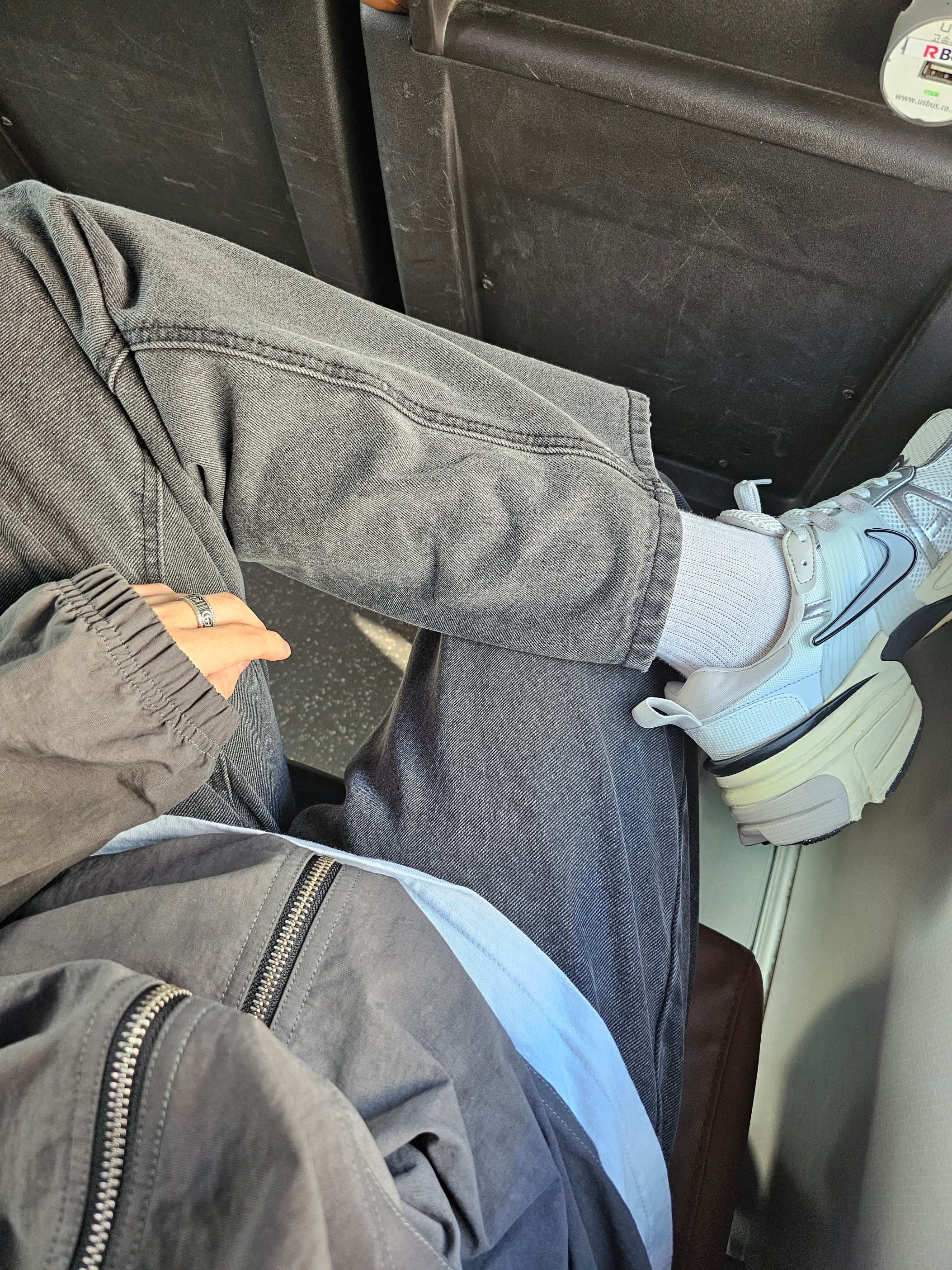 Stussy Wave Dye Beach Shell Jacket Black, Nike V2K Run Summit White Metallic Silver 착용 스타일